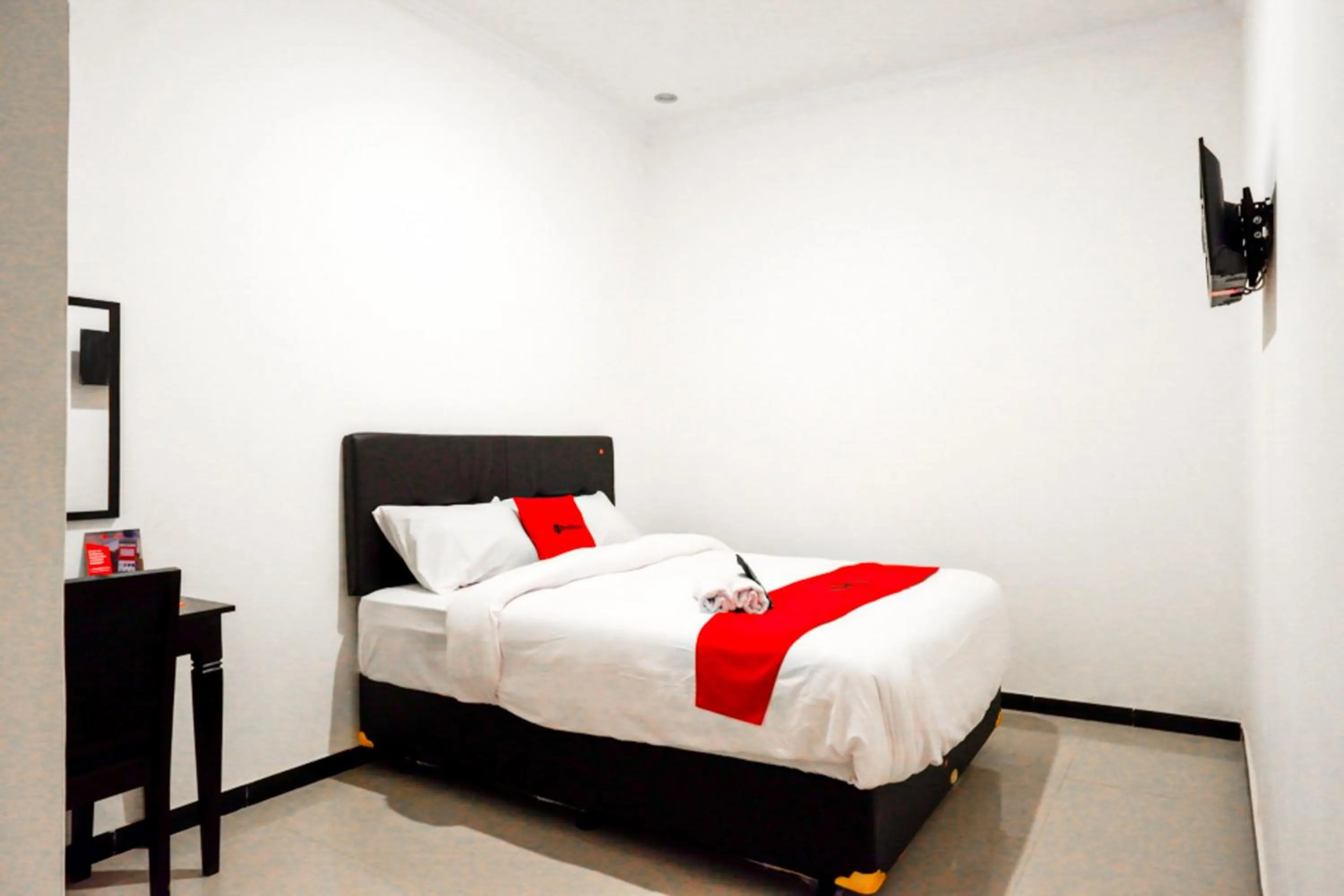 Bedroom, Bed in RedDoorz @ Jalan Wonosari KM.9