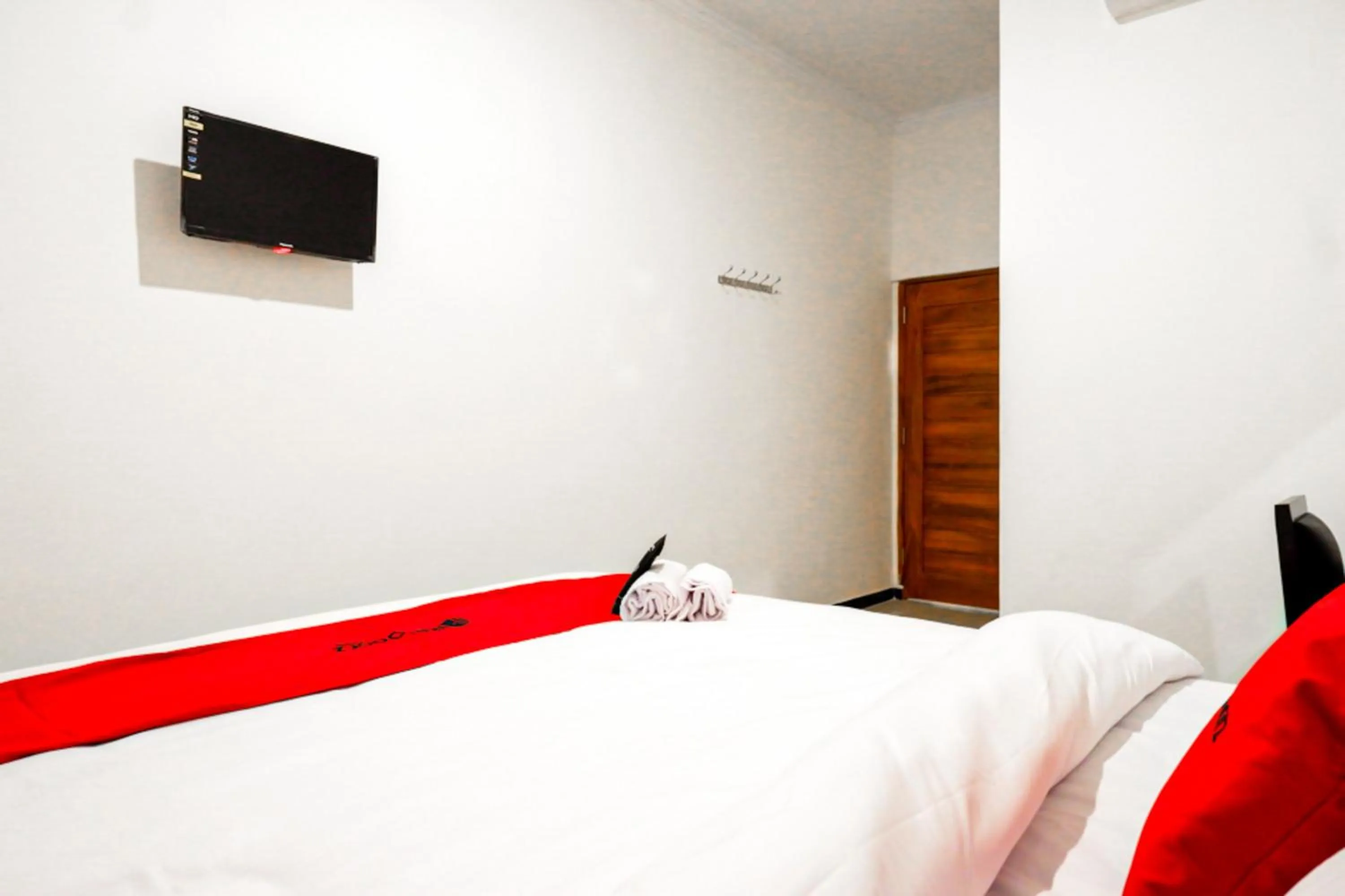 Bedroom, Bed in RedDoorz @ Jalan Wonosari KM.9
