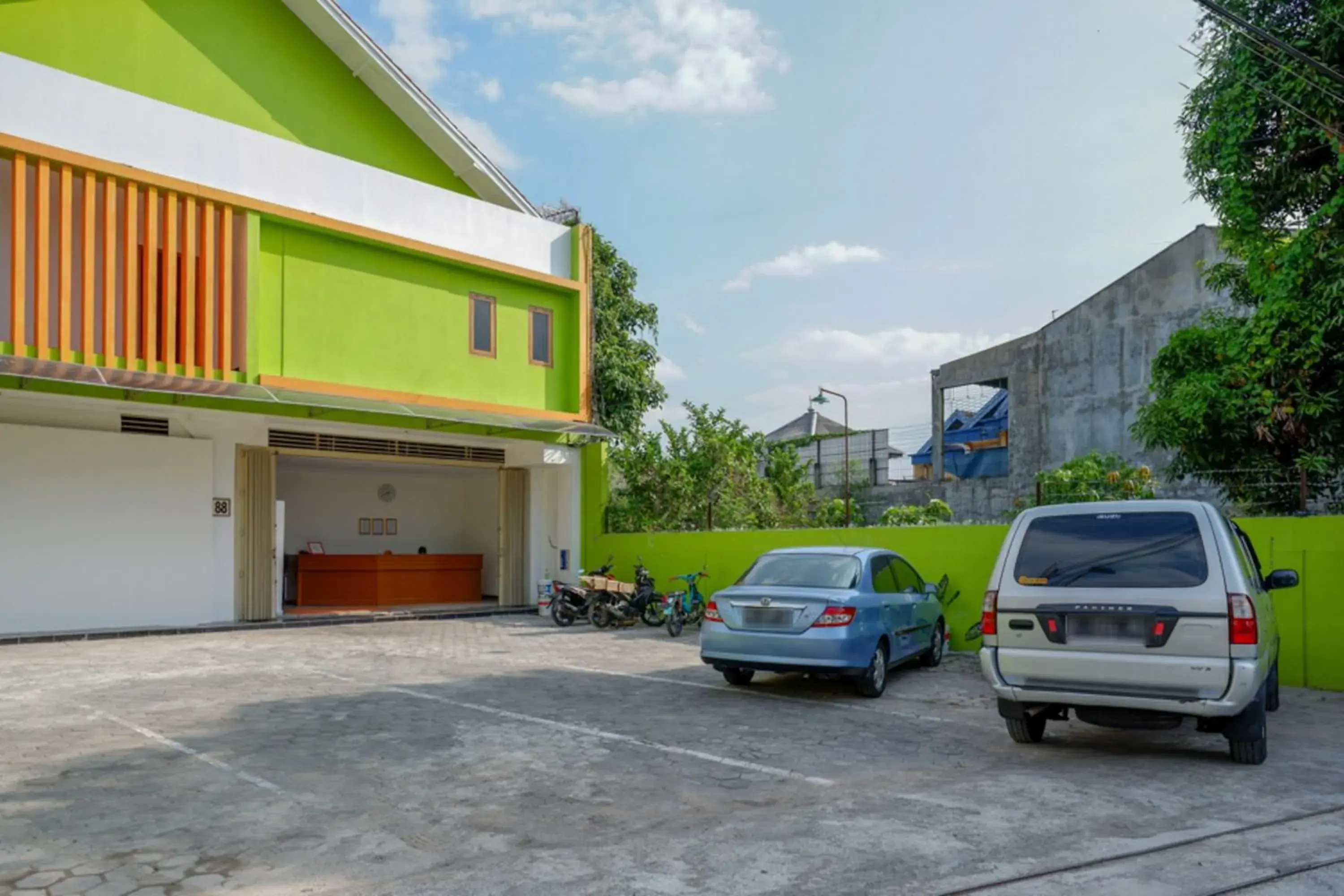 Facade/entrance in RedDoorz @ Jalan Wonosari KM.9 Facade/entrance in RedDoorz @ Jalan Wonosari KM.9