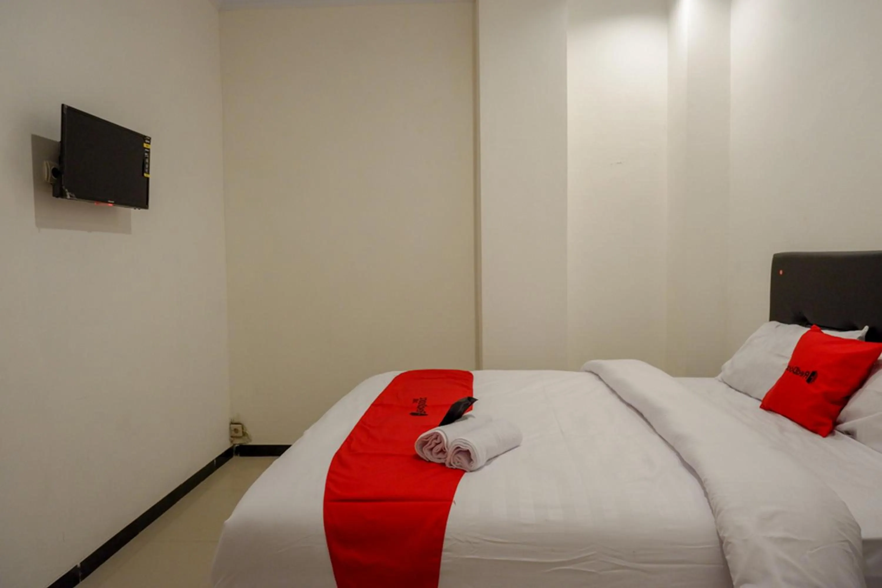 Bedroom, Bed in RedDoorz @ Jalan Wonosari KM.9