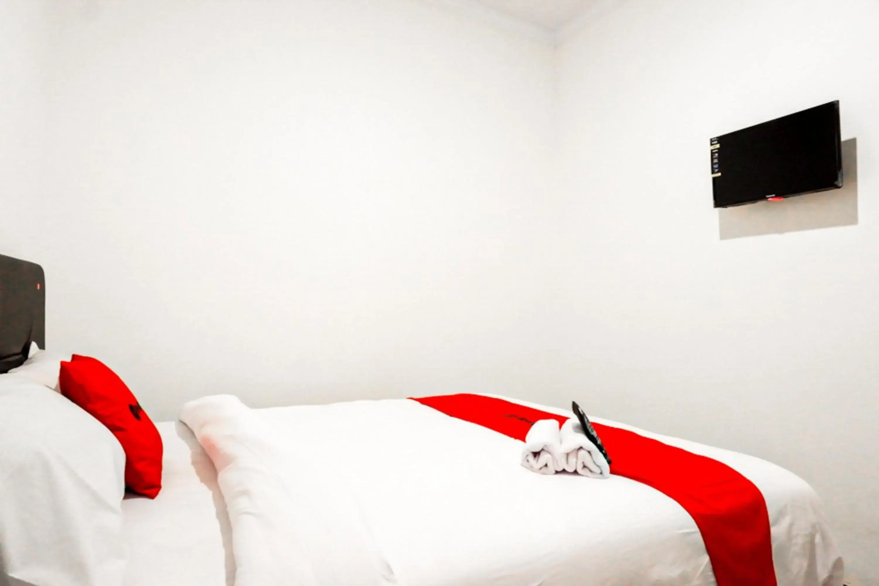 Bedroom, Bed in RedDoorz @ Jalan Wonosari KM.9 Bedroom, Bed in RedDoorz @ Jalan Wonosari KM.9