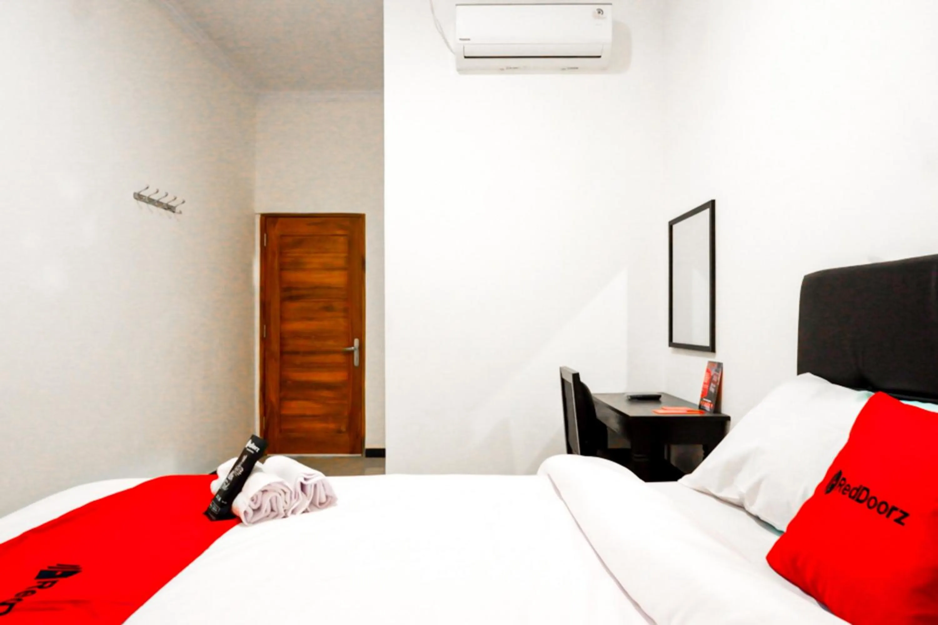 Bedroom, Bed in RedDoorz @ Jalan Wonosari KM.9