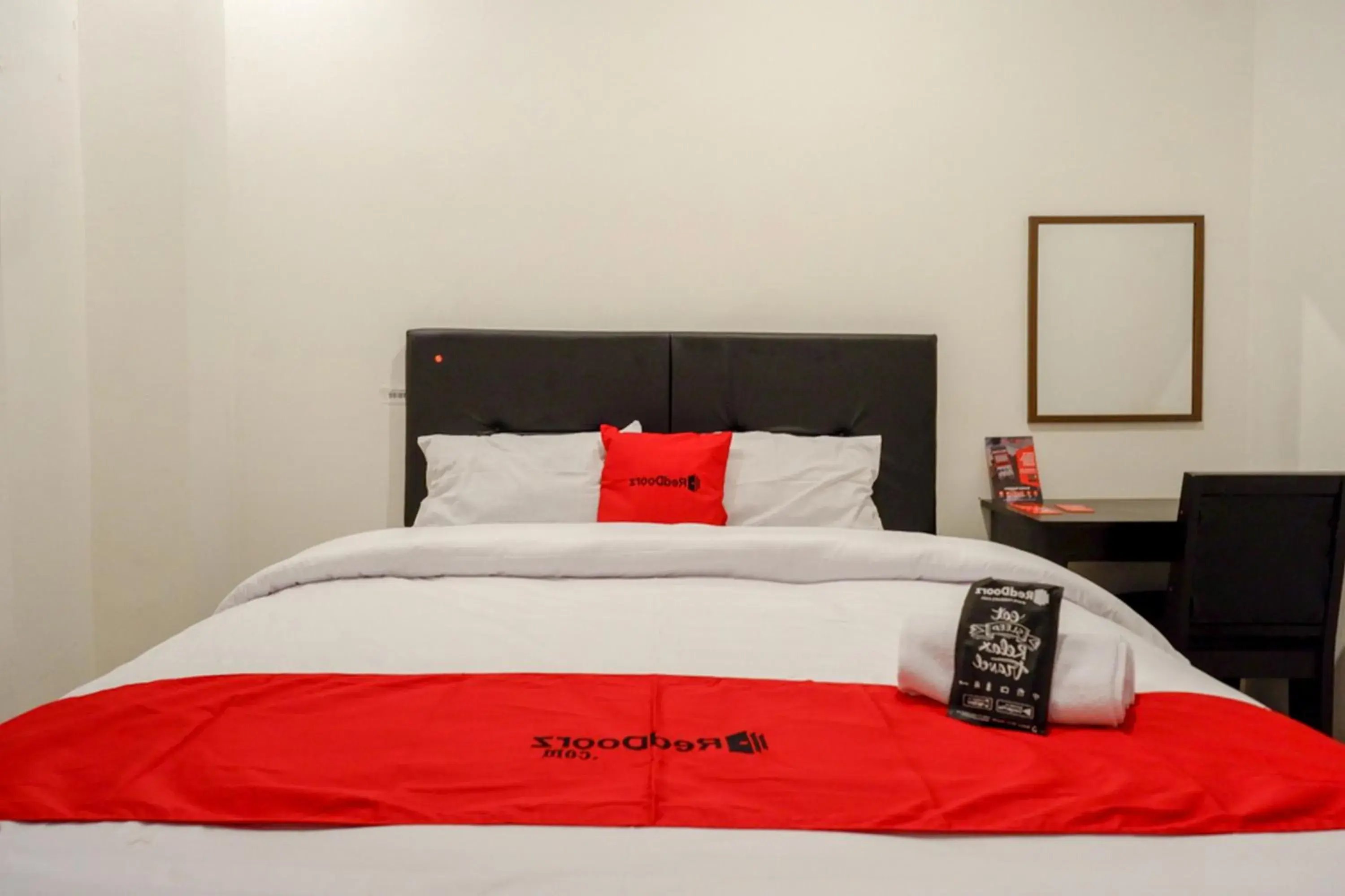 Bedroom, Bed in RedDoorz @ Jalan Wonosari KM.9