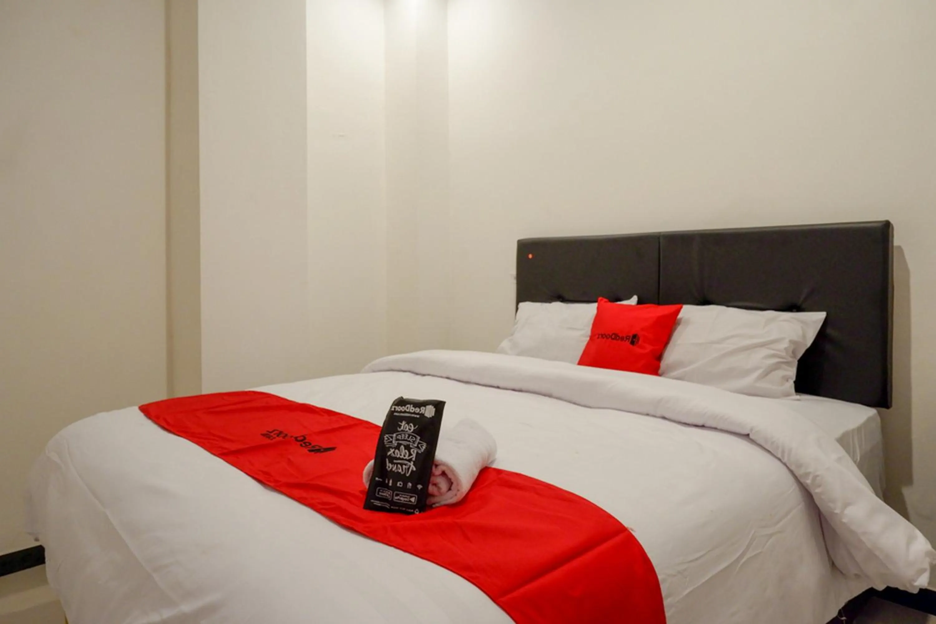 Bedroom, Bed in RedDoorz @ Jalan Wonosari KM.9