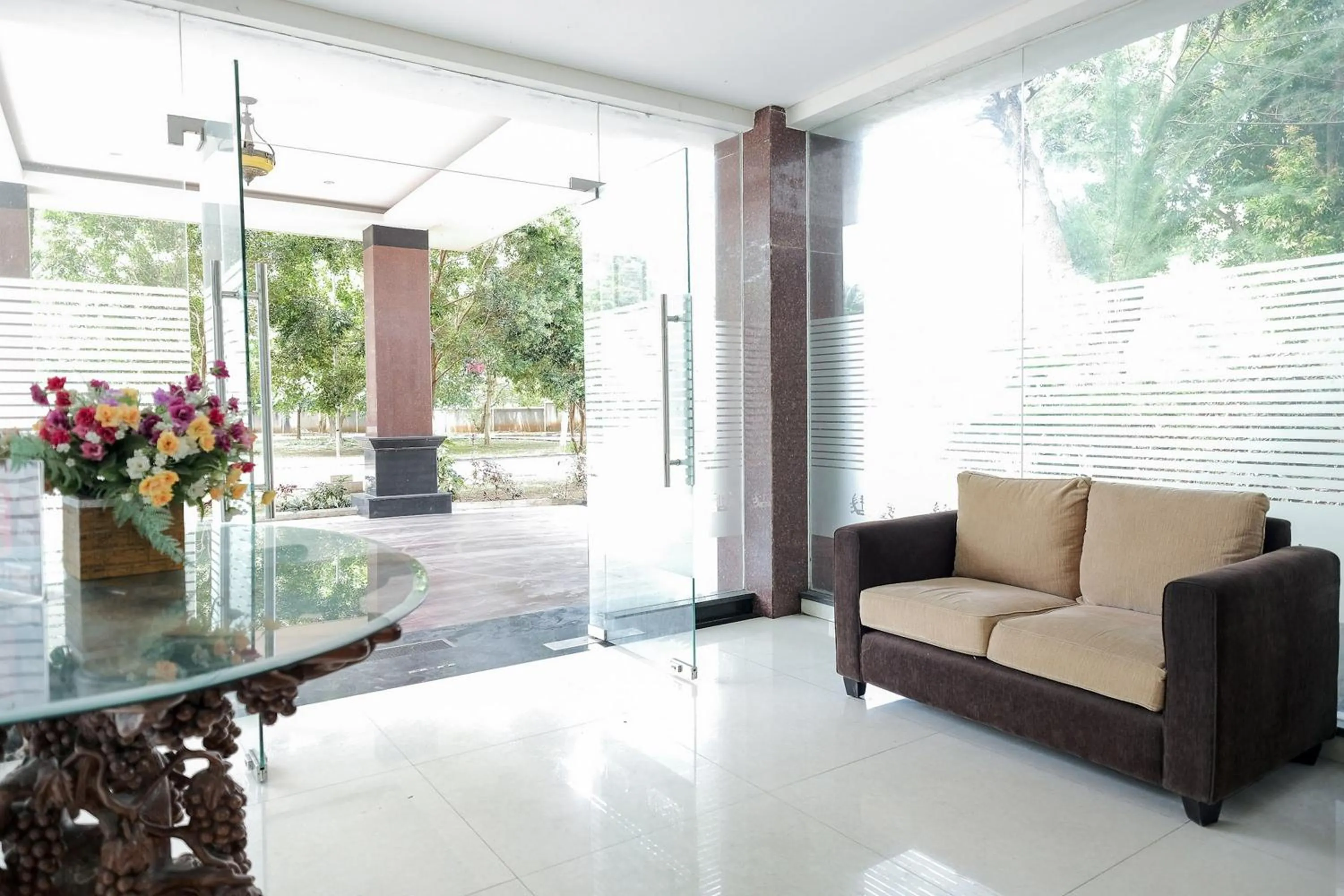Seating area in RedDoorz at Hotel Negeri Baru Kalianda Lampung