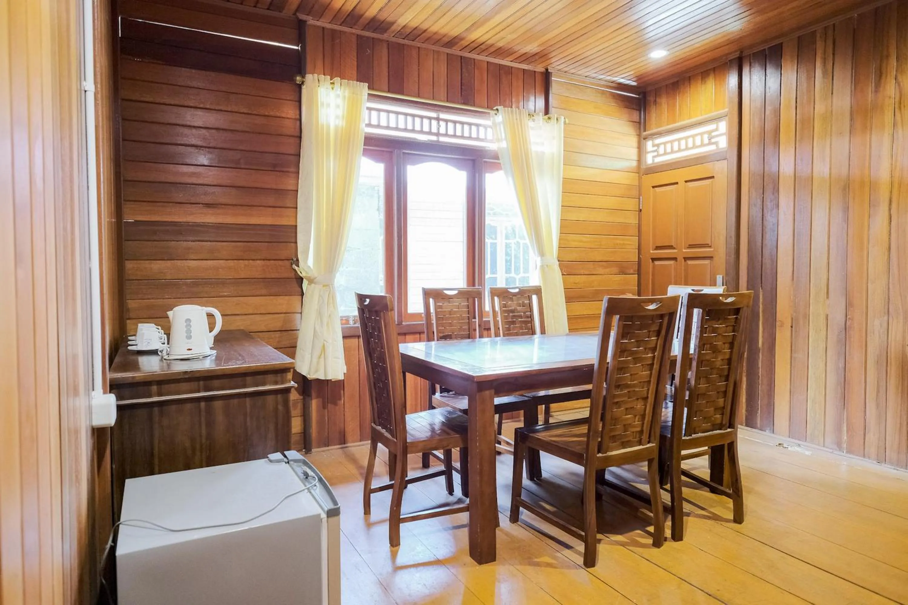 Dining area in RedDoorz at Hotel Negeri Baru Kalianda Lampung