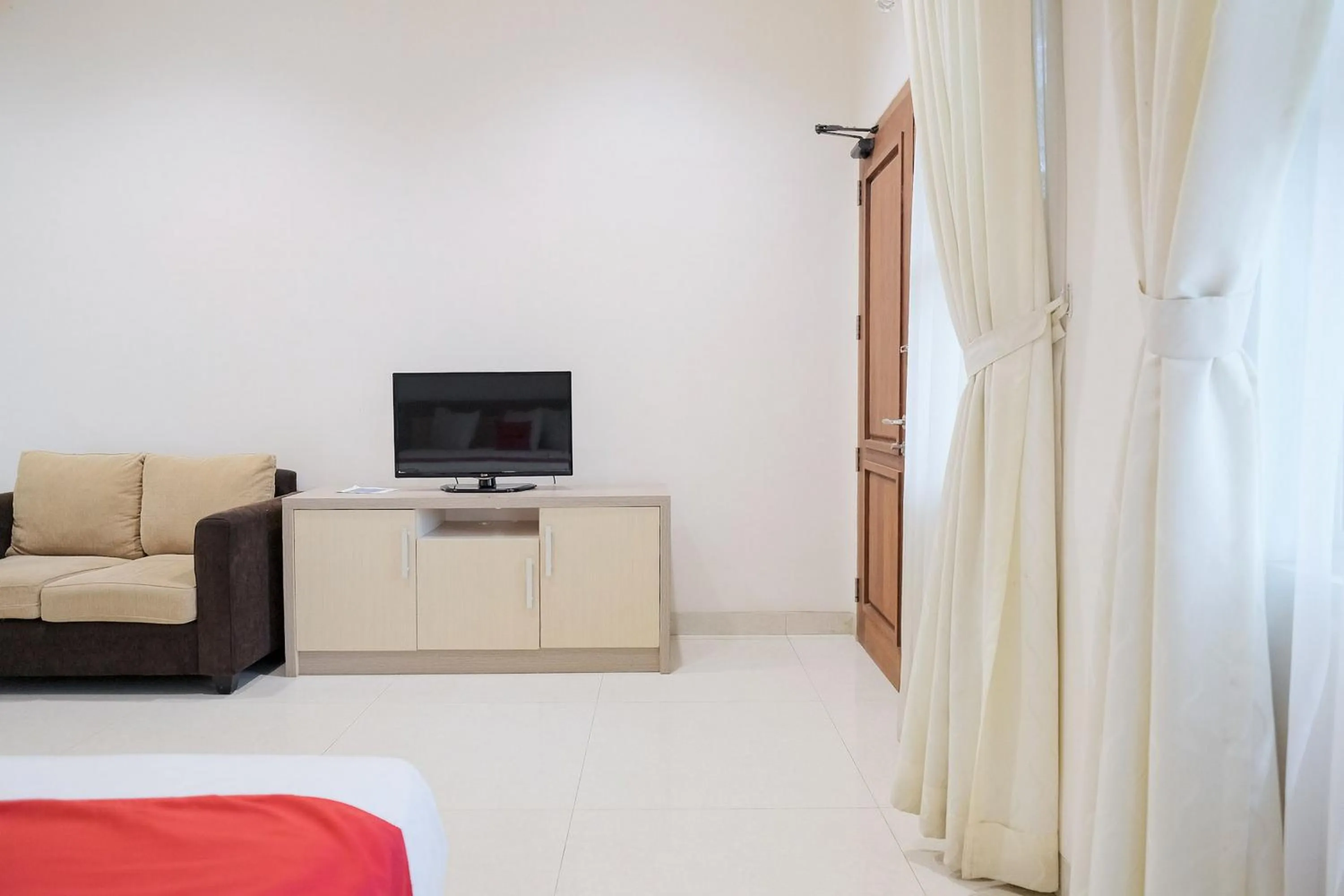 TV and multimedia in RedDoorz at Hotel Negeri Baru Kalianda Lampung