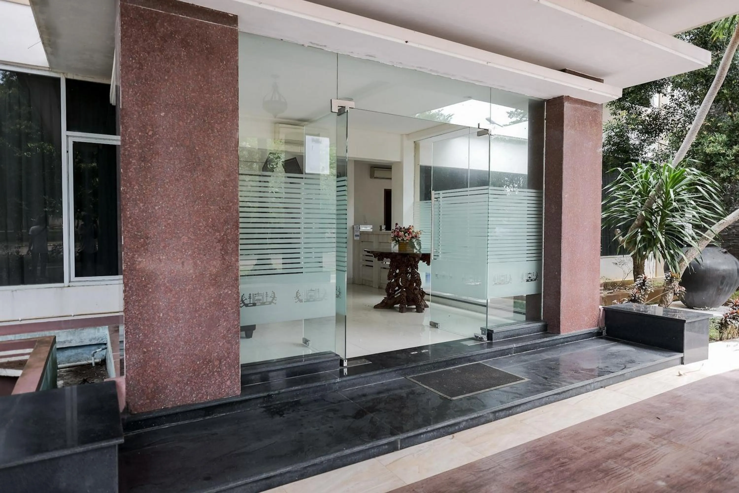 Facade/entrance in RedDoorz at Hotel Negeri Baru Kalianda Lampung