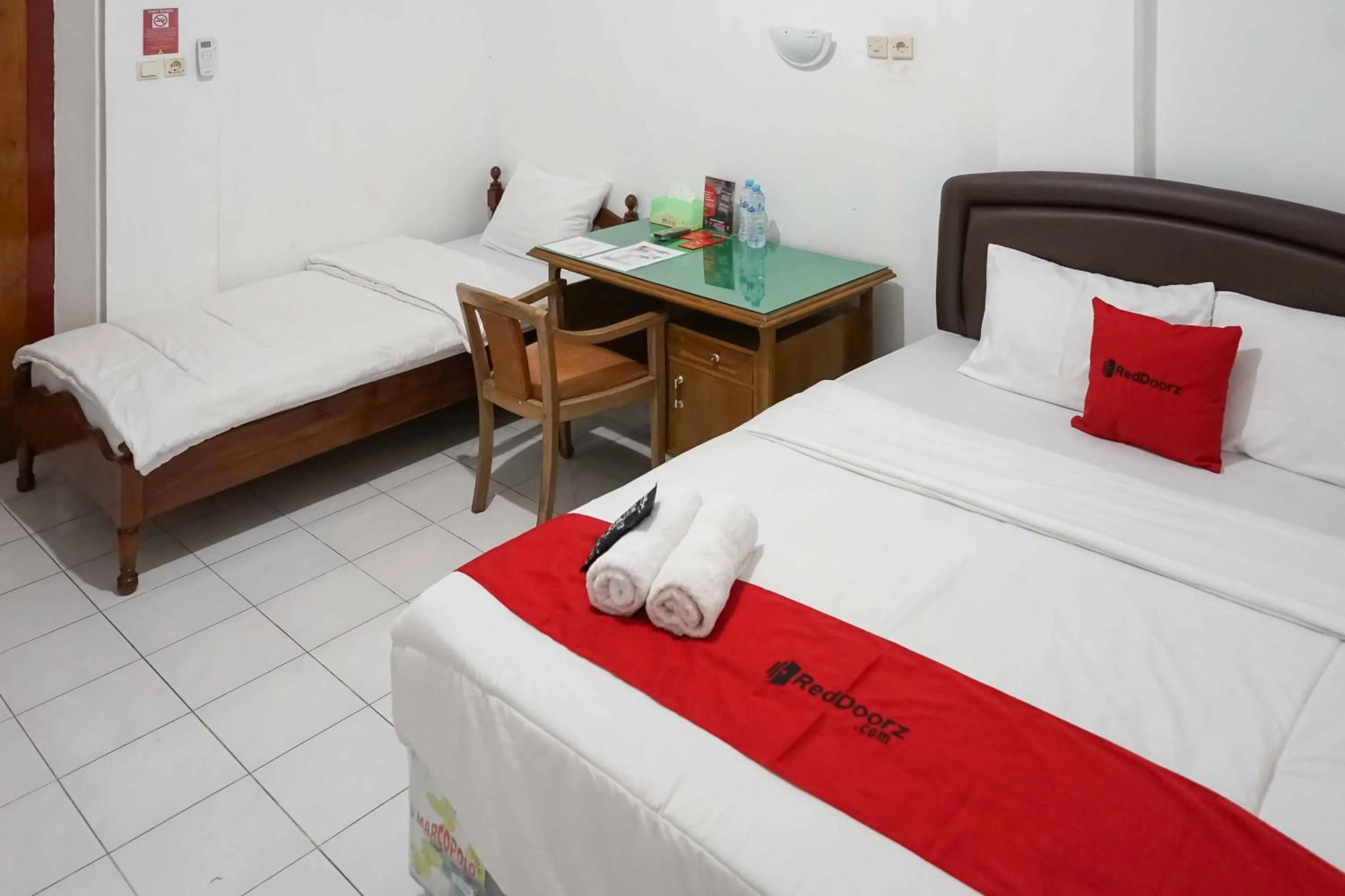 Bedroom, Bed in RedDoorz Plus @ Alun Alun Nganjuk