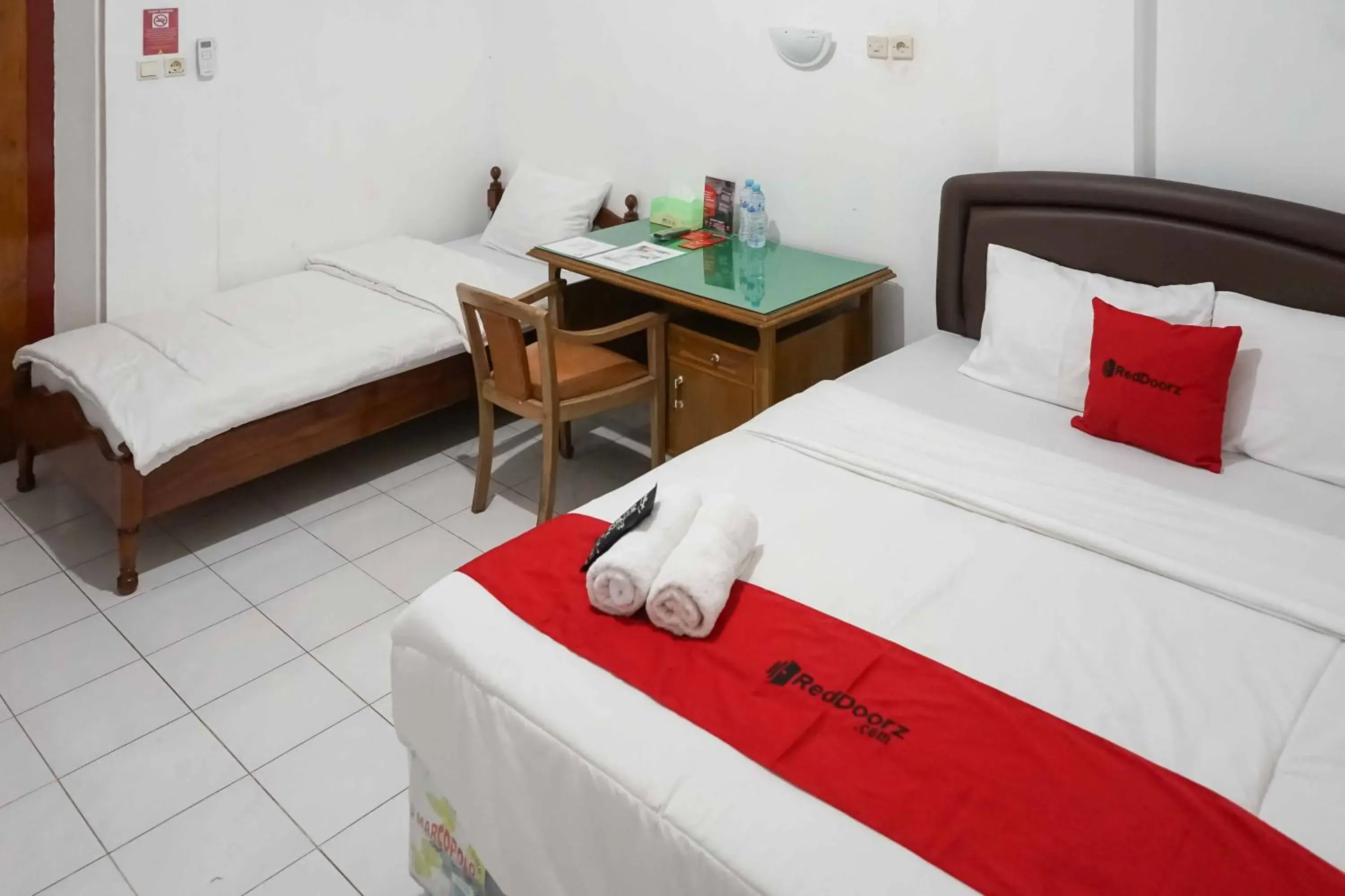 Bedroom, Bed in RedDoorz Plus @ Alun Alun Nganjuk Bedroom, Bed in RedDoorz Plus @ Alun Alun Nganjuk