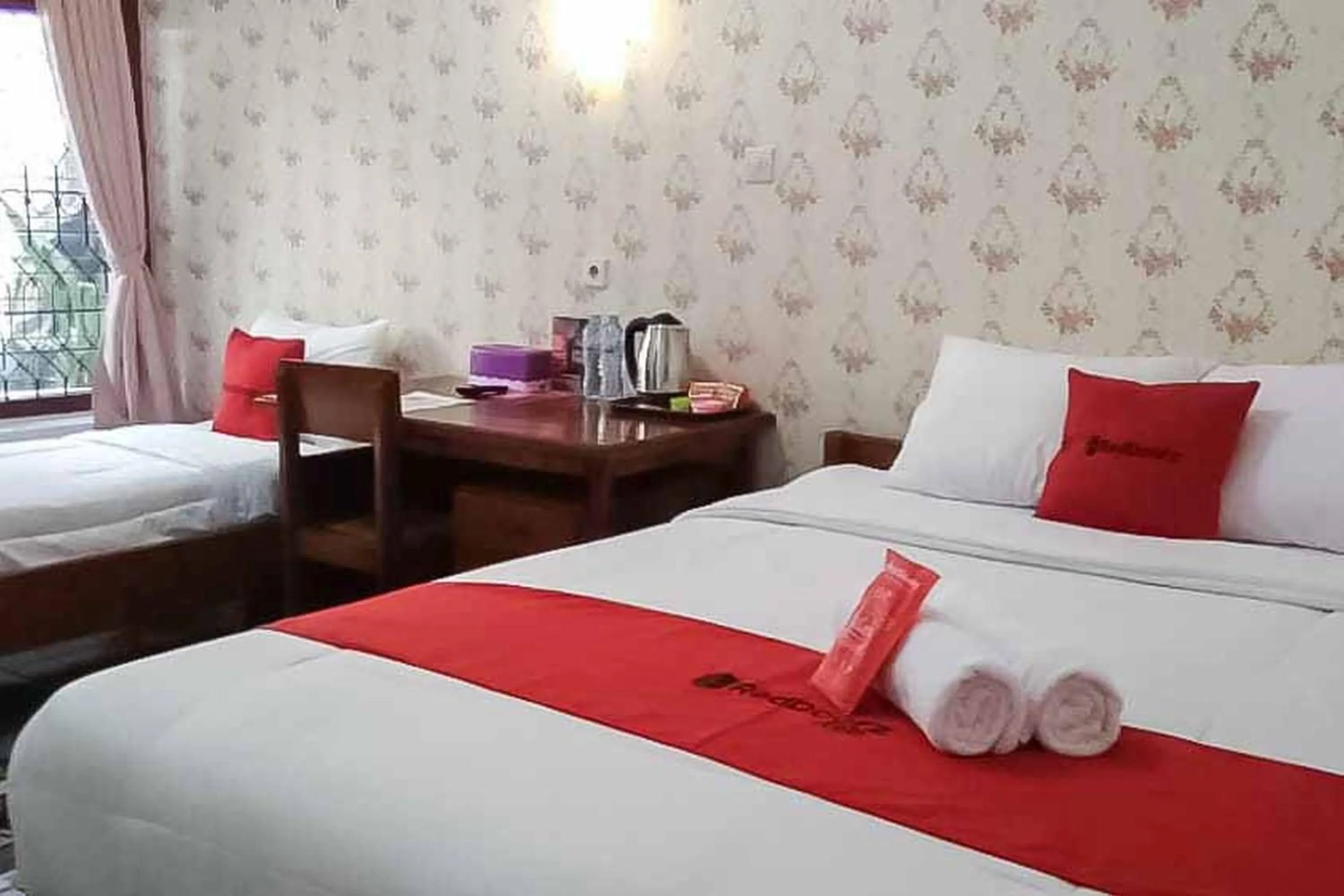 Bedroom, Bed in RedDoorz Plus @ Alun Alun Nganjuk