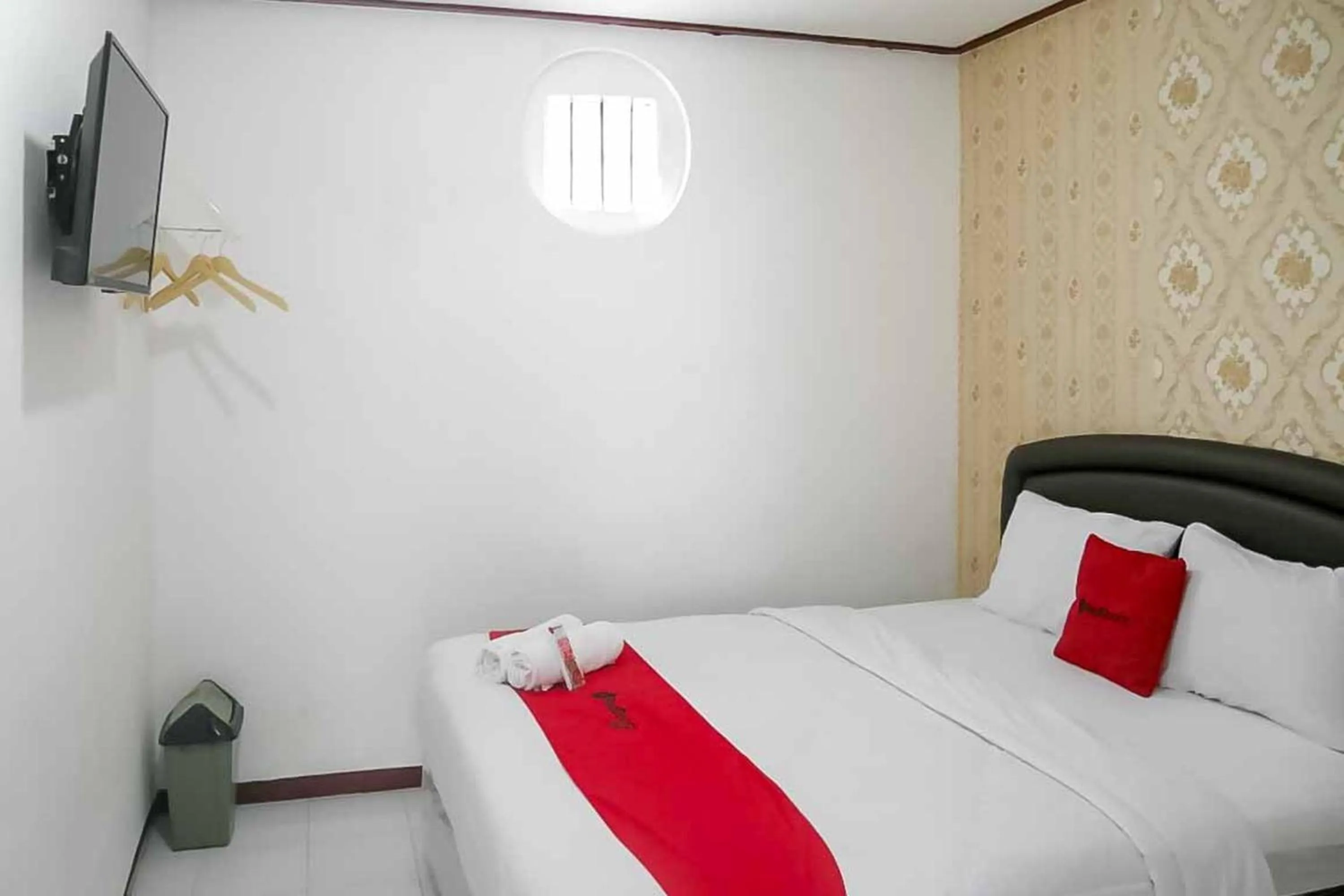 Bedroom, Bed in RedDoorz Plus @ Alun Alun Nganjuk