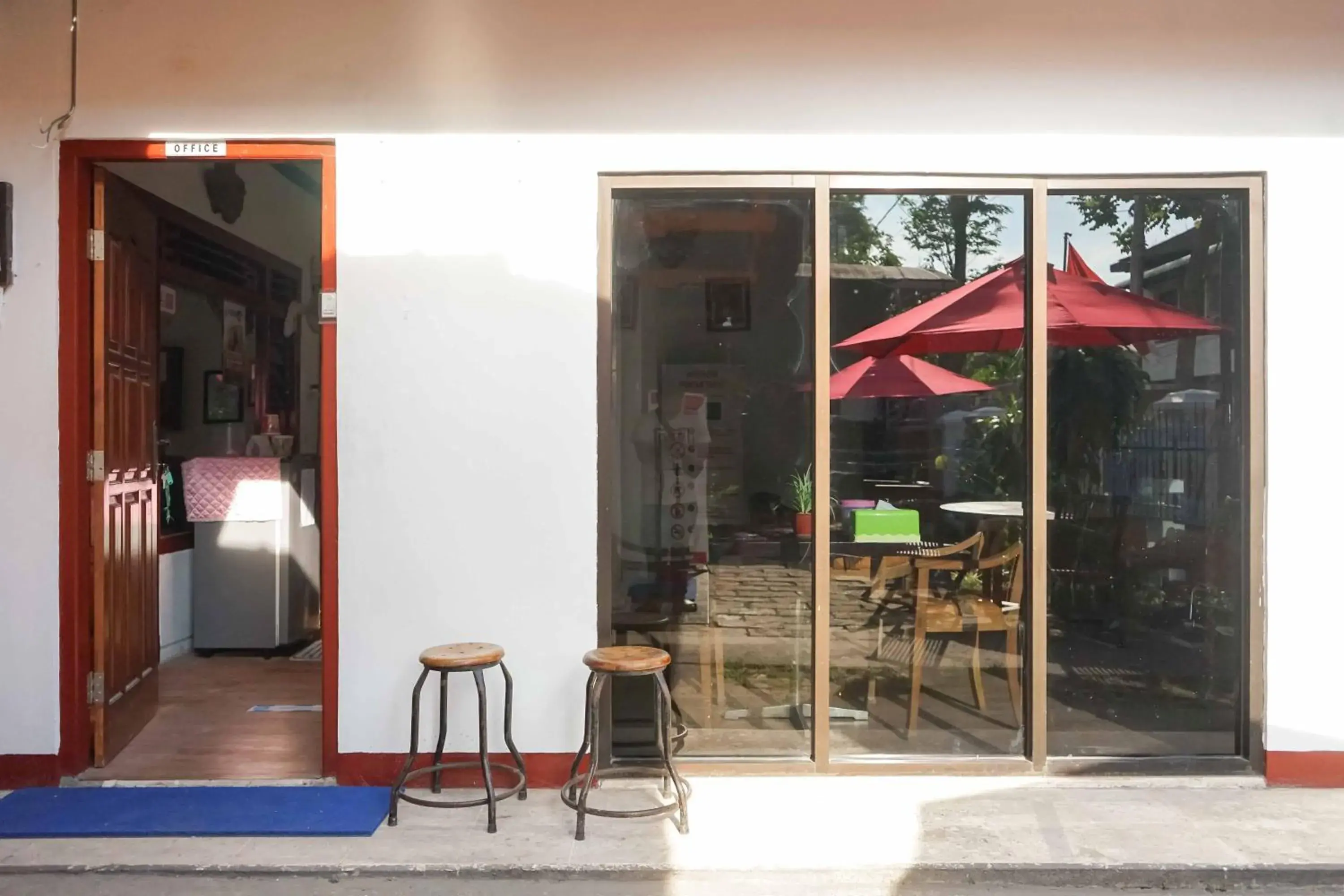 Facade/entrance in RedDoorz Plus @ Alun Alun Nganjuk Facade/entrance in RedDoorz Plus @ Alun Alun Nganjuk