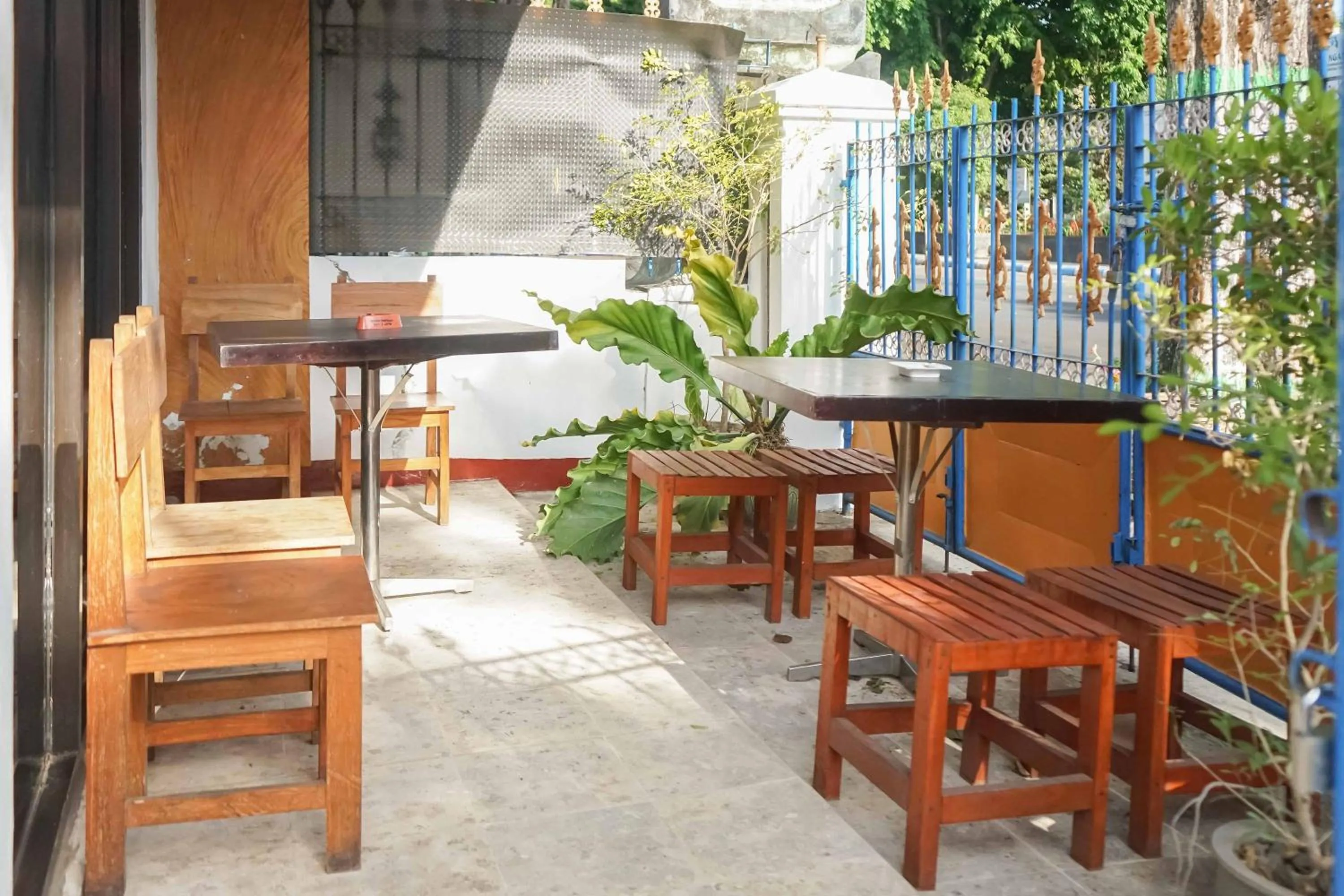 Dining area in RedDoorz Plus @ Alun Alun Nganjuk