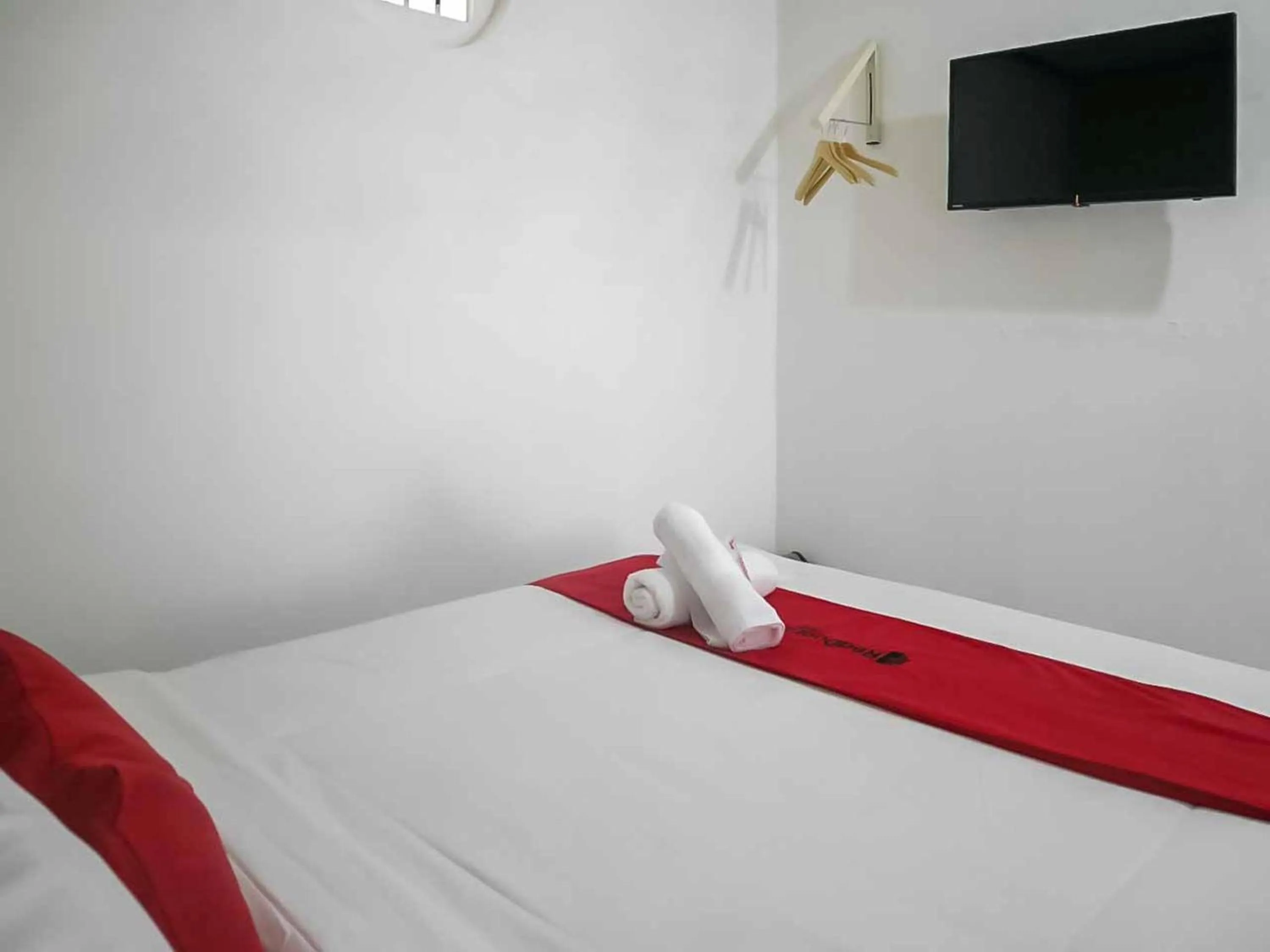 Bedroom, Bed in RedDoorz Plus @ Alun Alun Nganjuk