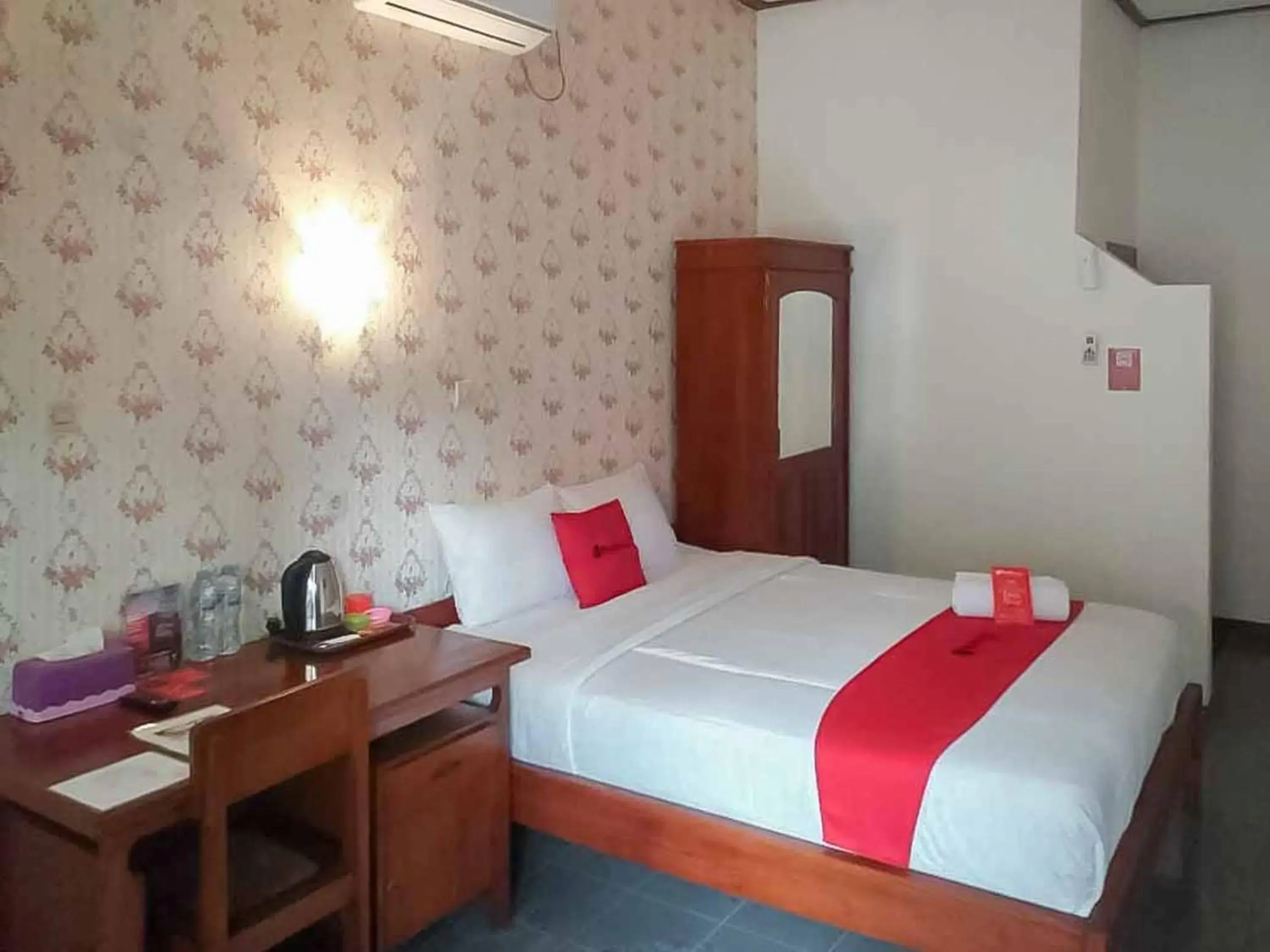 Bedroom, Bed in RedDoorz Plus @ Alun Alun Nganjuk Bedroom, Bed in RedDoorz Plus @ Alun Alun Nganjuk