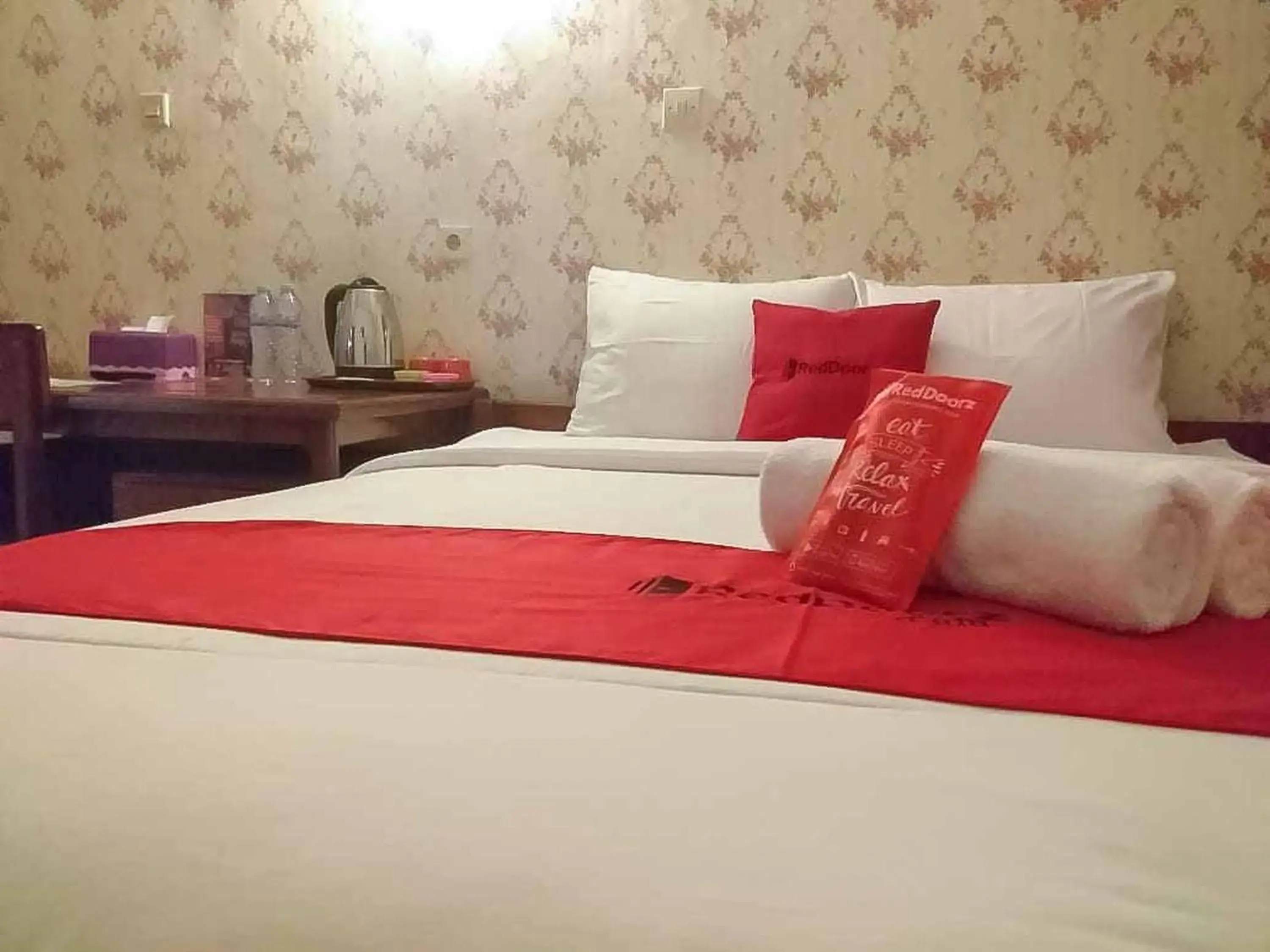 Bedroom, Bed in RedDoorz Plus @ Alun Alun Nganjuk Bedroom, Bed in RedDoorz Plus @ Alun Alun Nganjuk