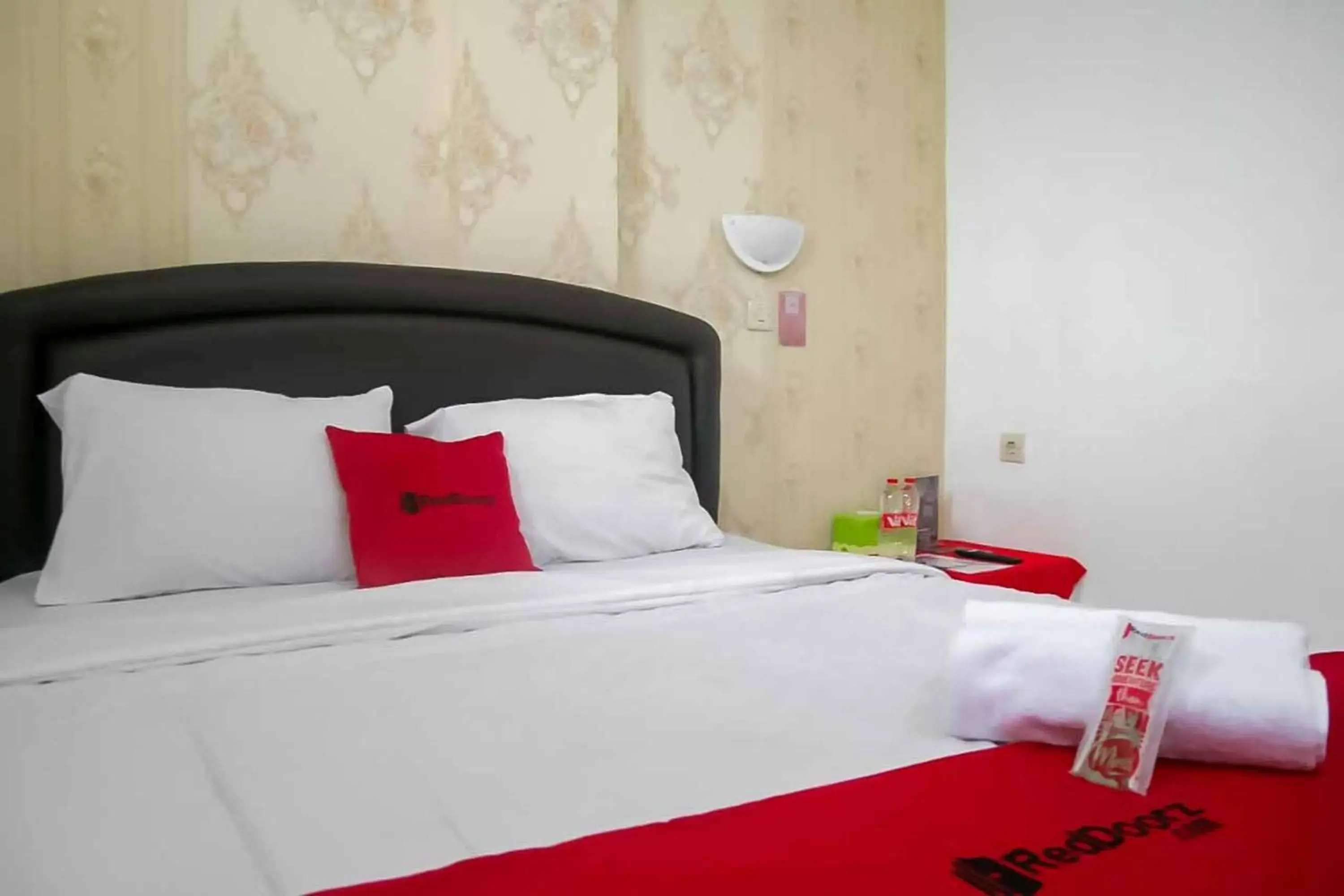 Bedroom, Bed in RedDoorz Plus @ Alun Alun Nganjuk Bedroom, Bed in RedDoorz Plus @ Alun Alun Nganjuk