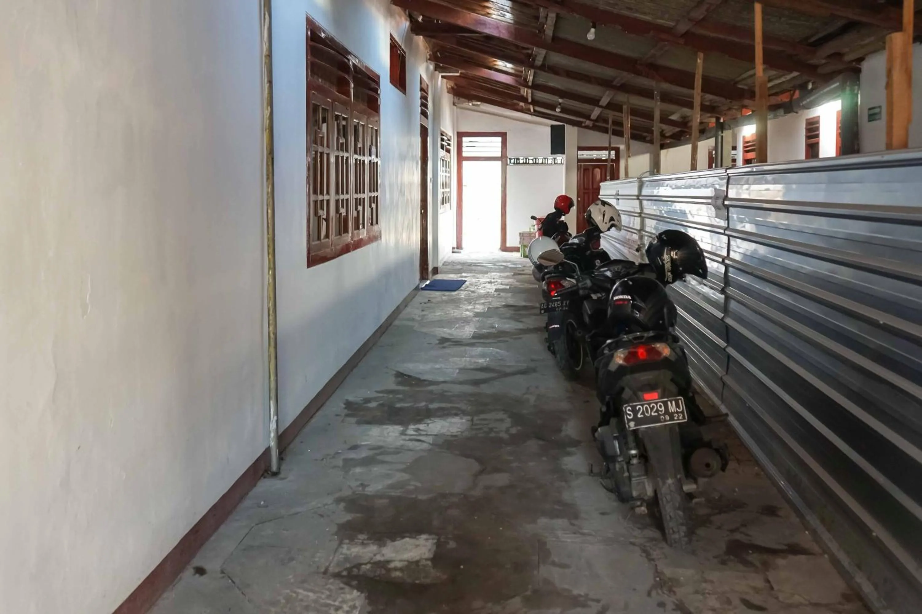 Parking in RedDoorz Plus @ Alun Alun Nganjuk