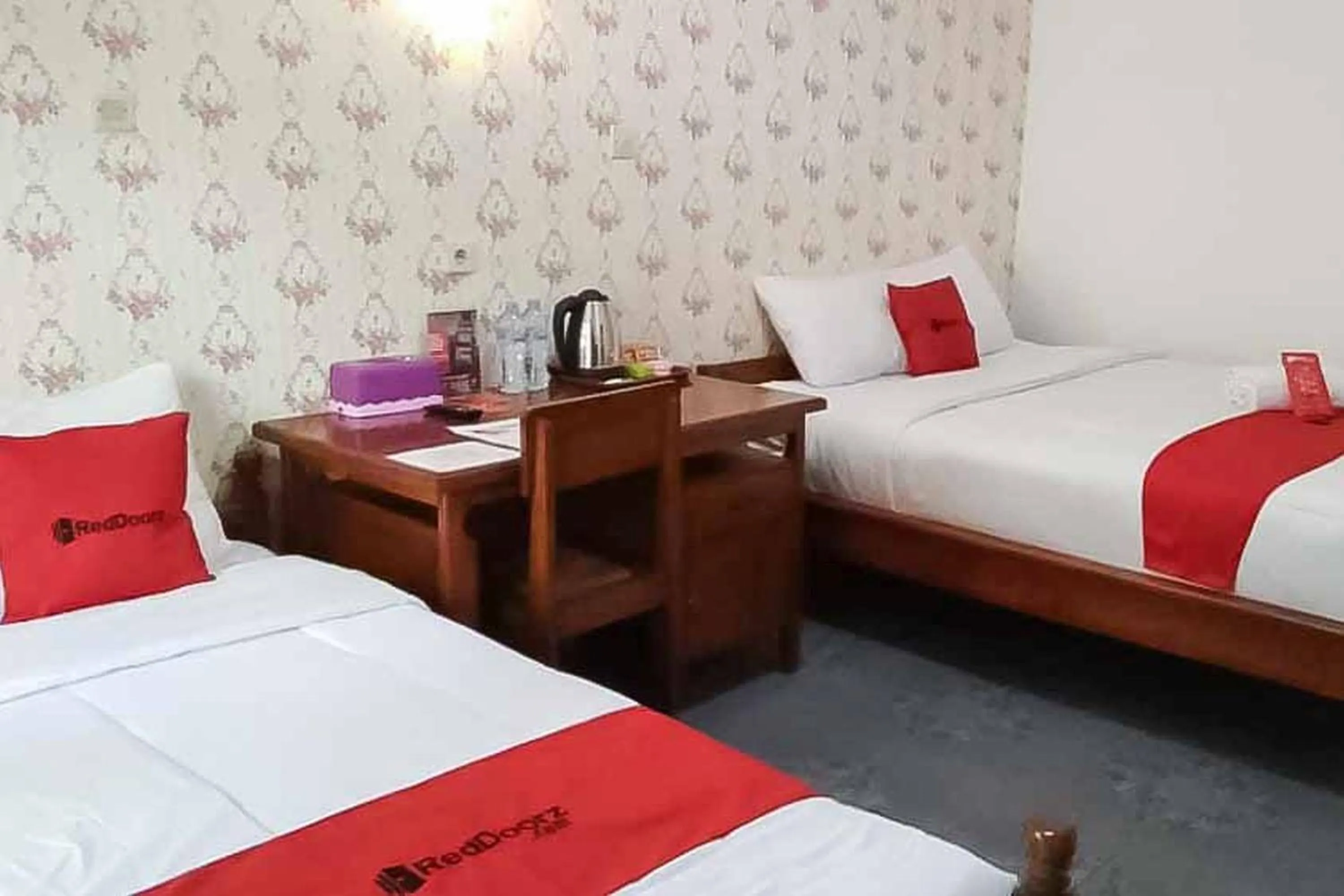 Bedroom, Bed in RedDoorz Plus @ Alun Alun Nganjuk