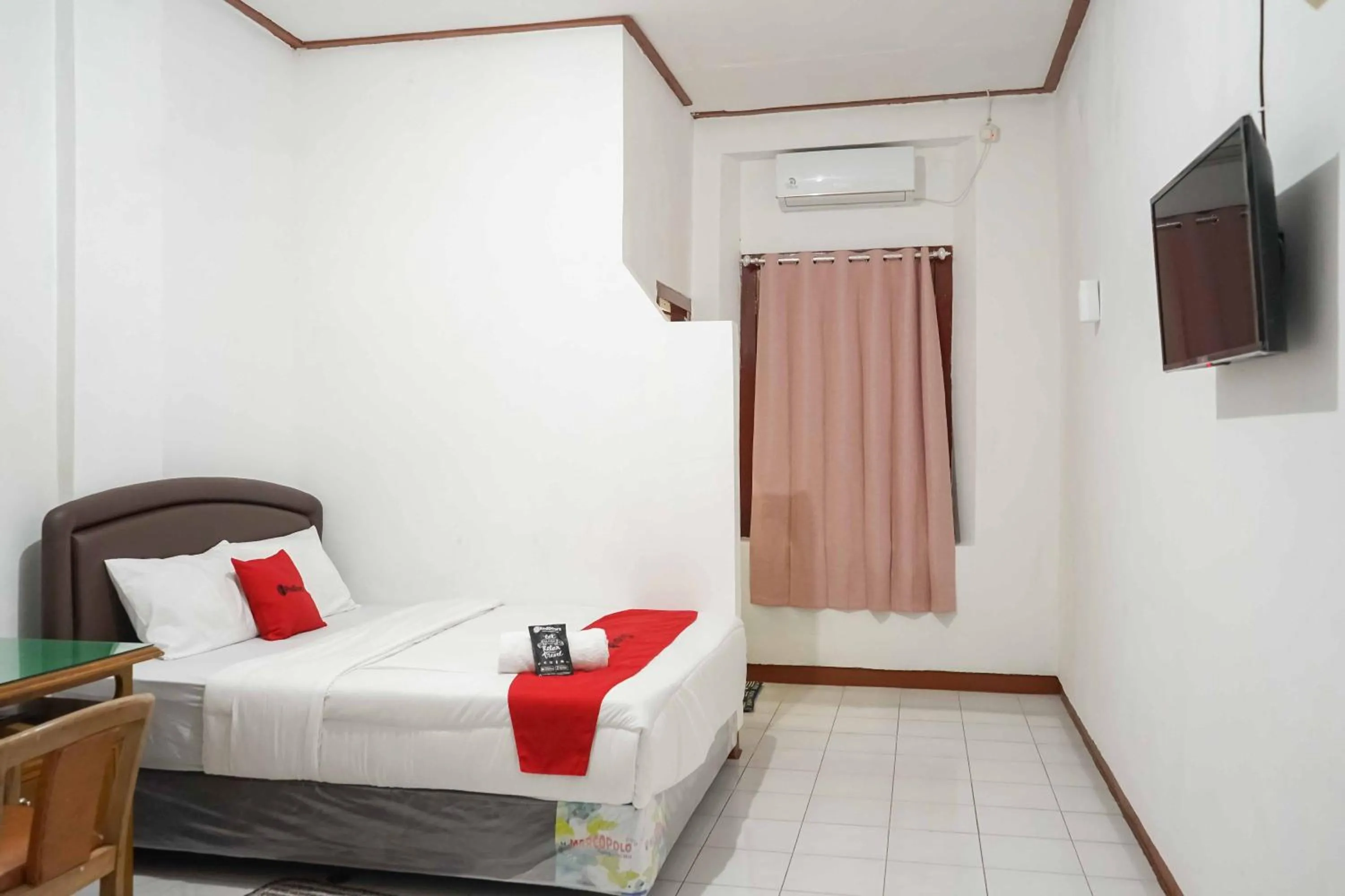Bedroom, Bed in RedDoorz Plus @ Alun Alun Nganjuk