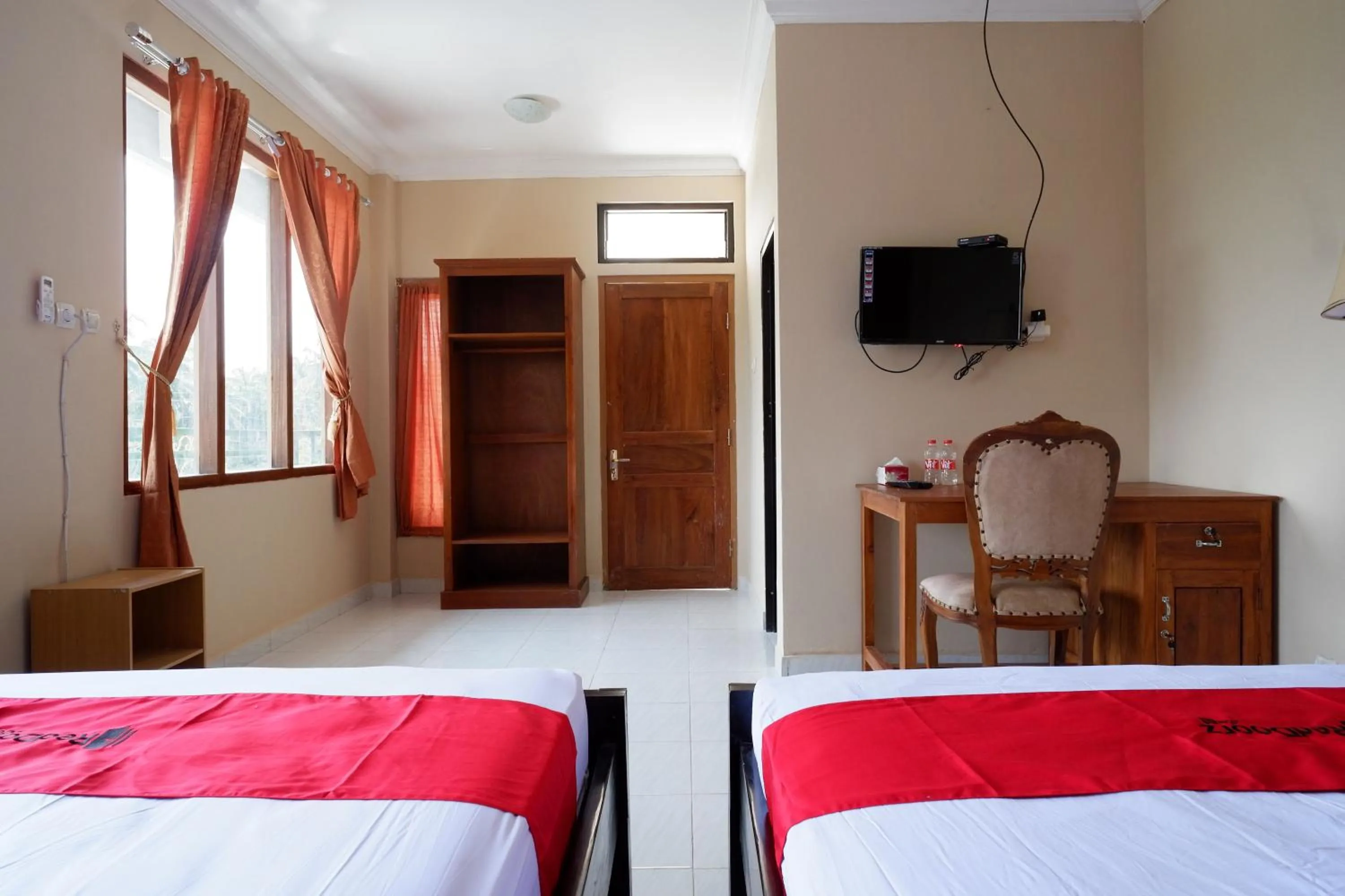 Bedroom, TV/Entertainment Center in RedDoorz At Telaga Mulya Hotel Wates