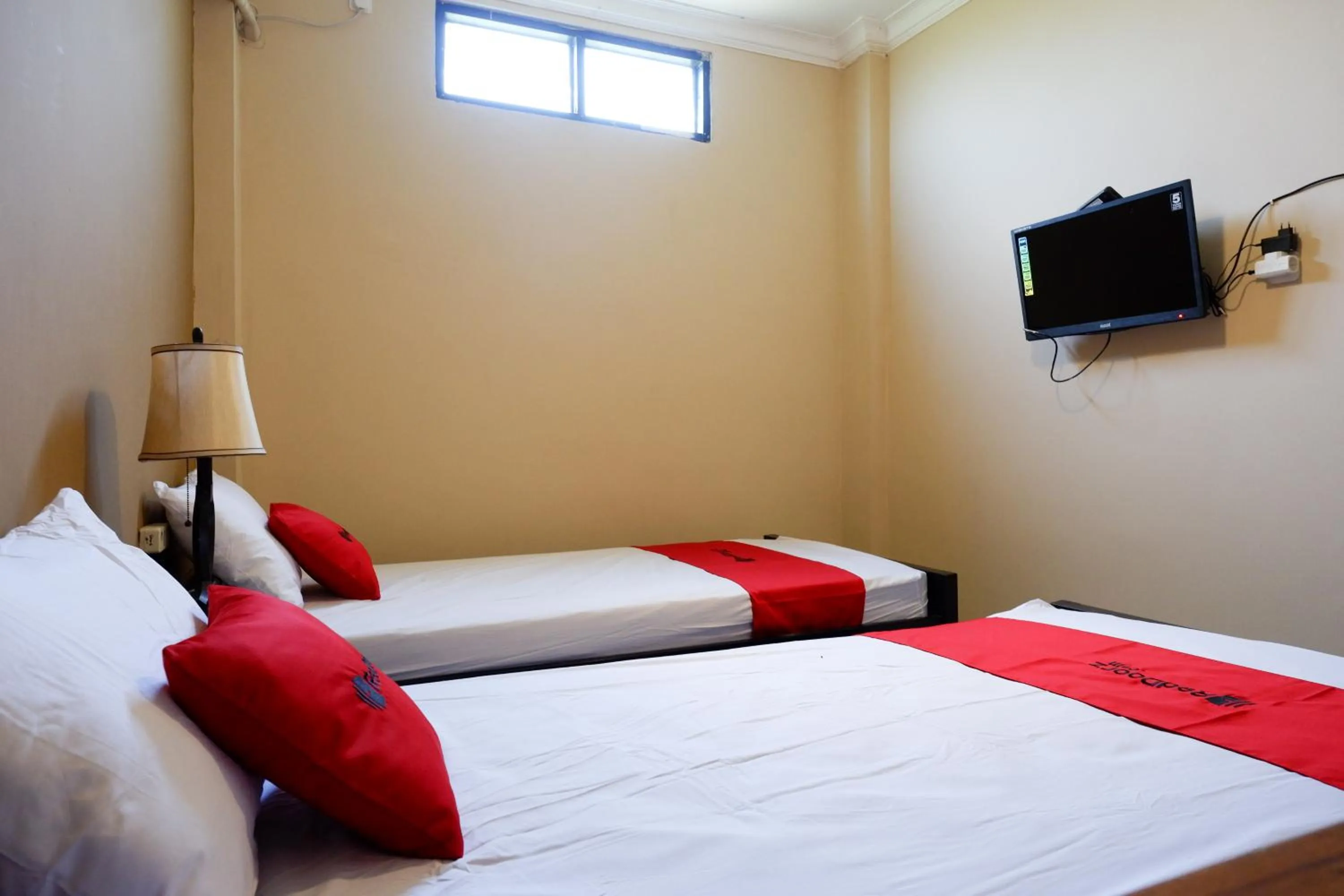 Bedroom, TV/Entertainment Center in RedDoorz At Telaga Mulya Hotel Wates