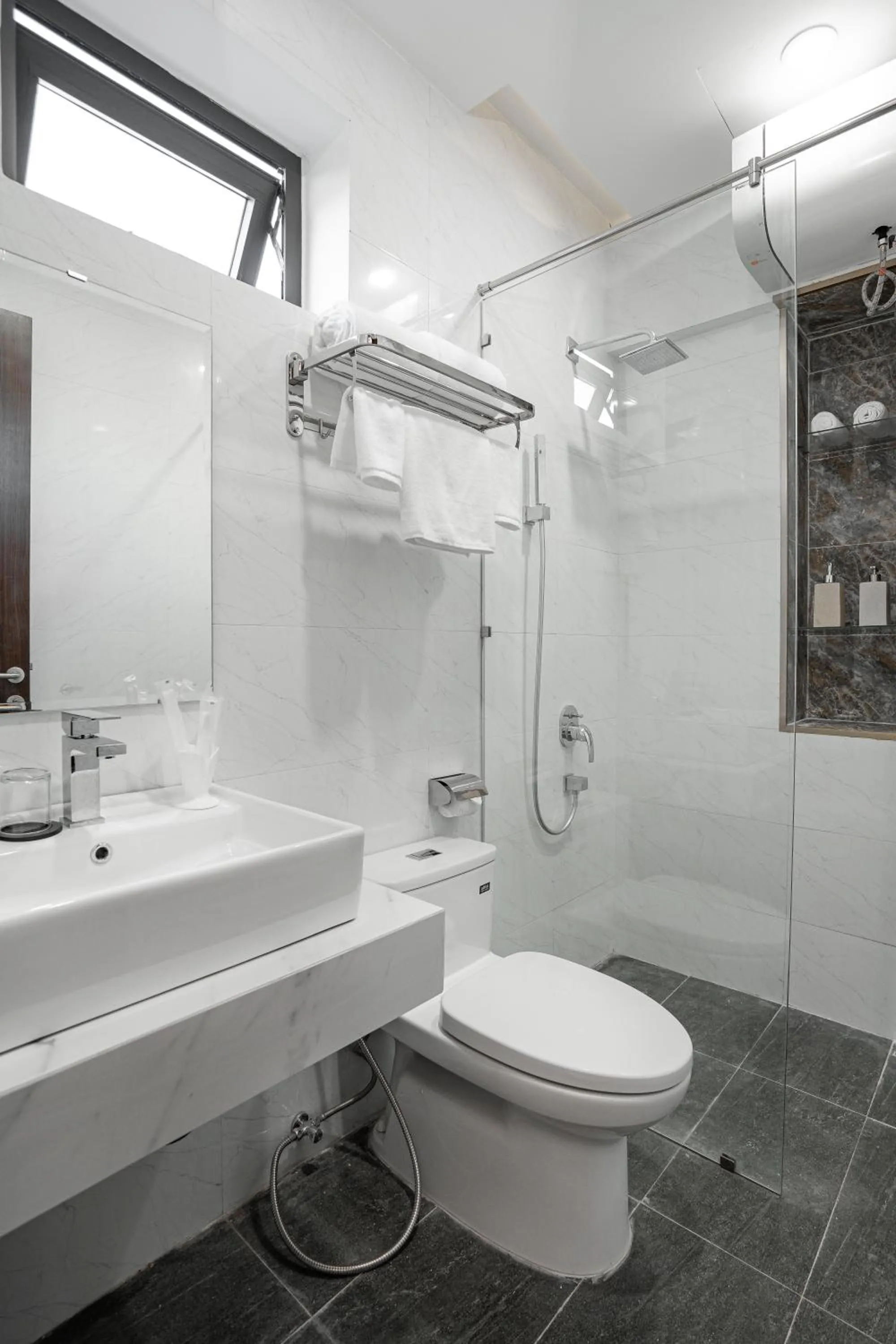 Toilet in Dragon View Riverfront Hotel