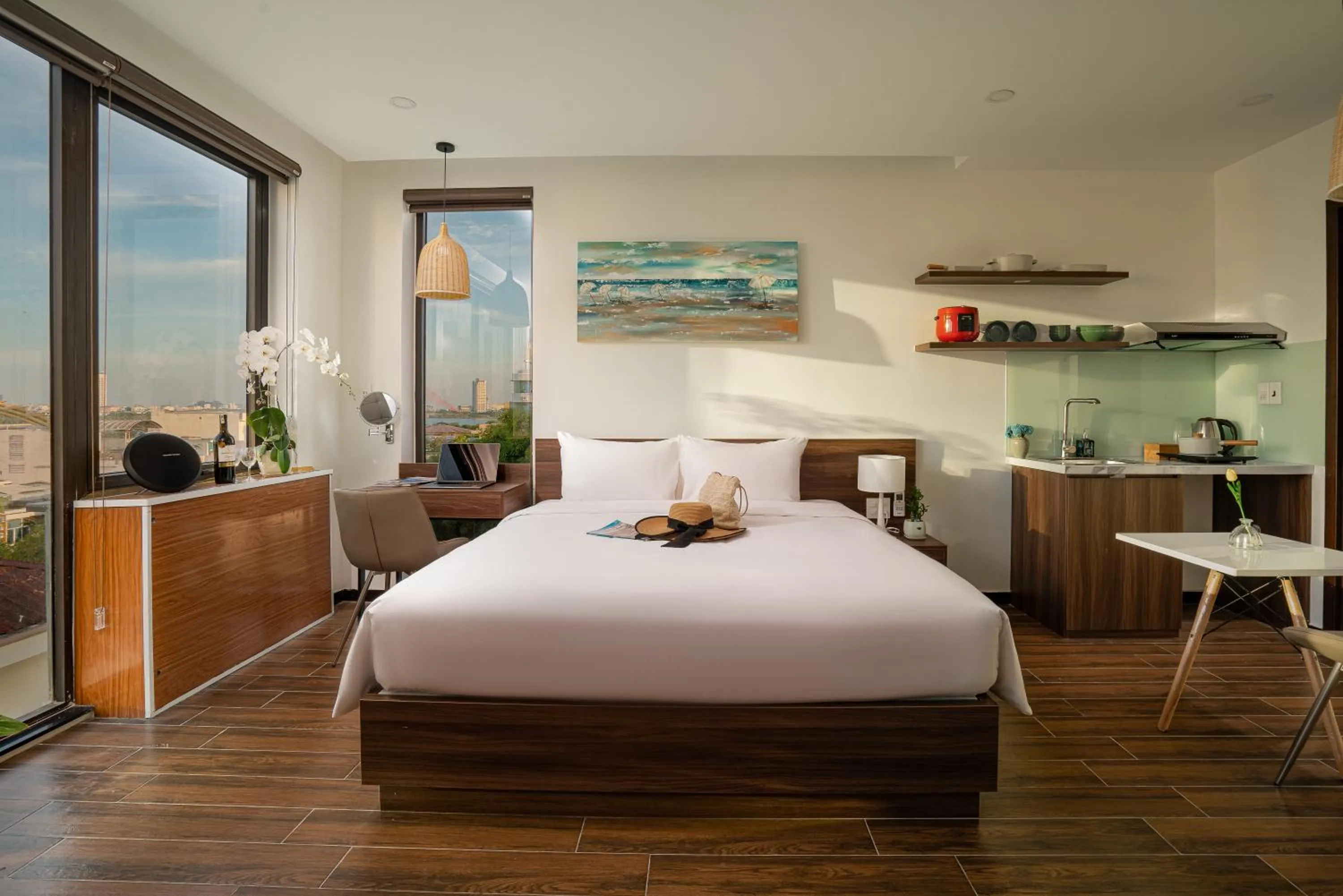 Shower, Bed in Dragon View Riverfront Hotel