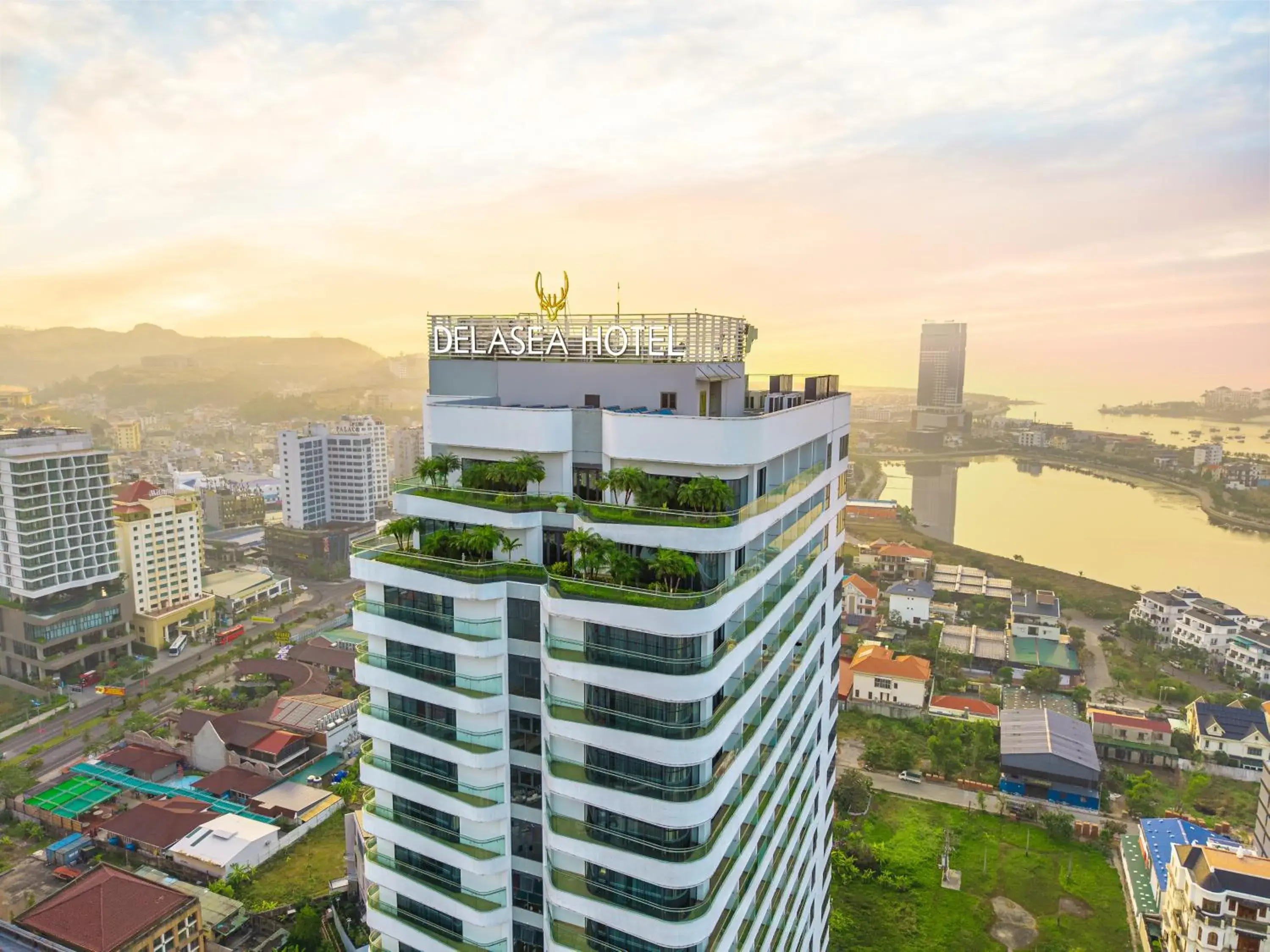 Property building in DeLaSea Ha Long Hotel - Modern Bayview Escape Property building in DeLaSea Ha Long Hotel - Modern Bayview Escape
