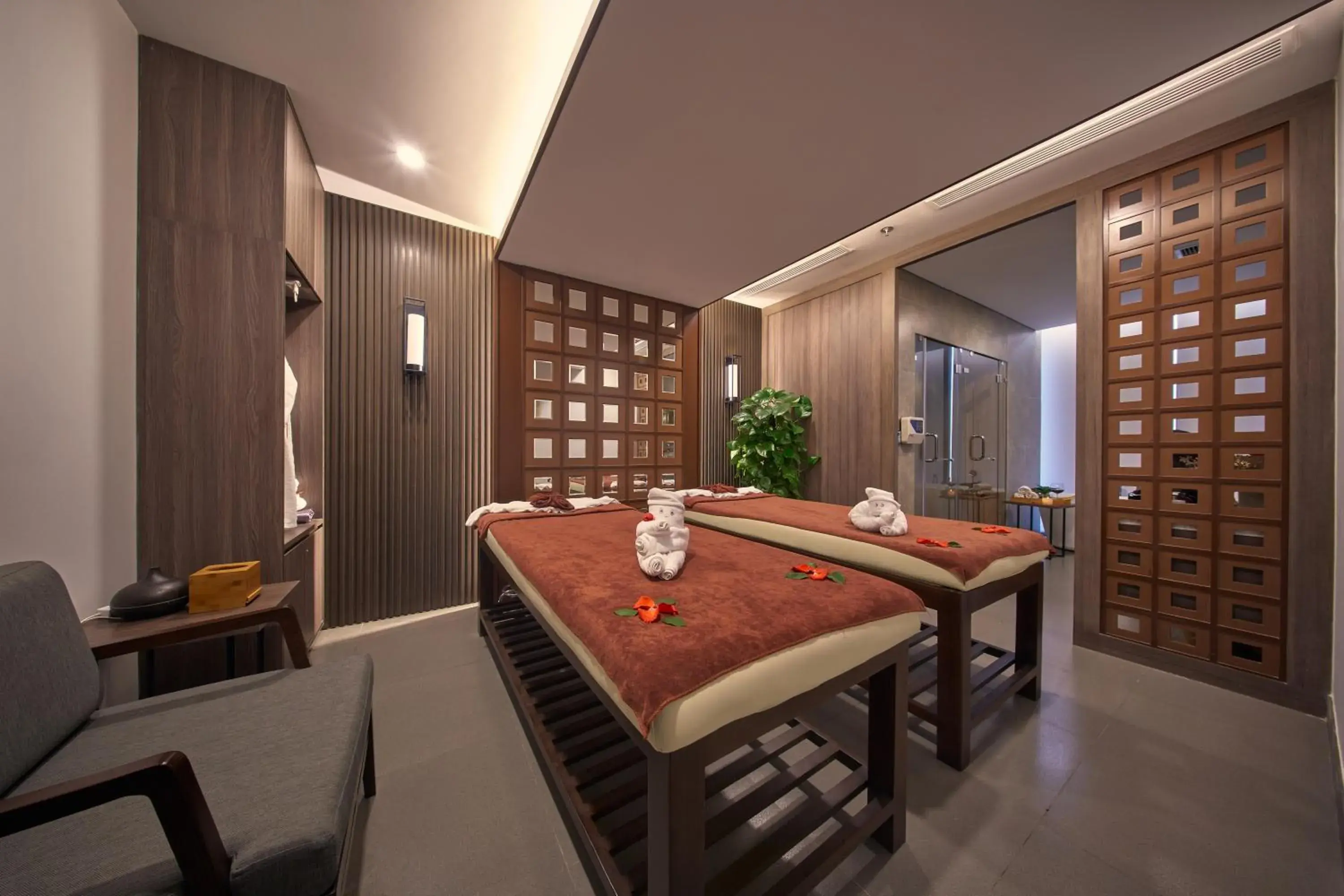 Spa and wellness centre/facilities, Bed in DeLaSea Ha Long Hotel - Modern Bayview Escape Spa and wellness centre/facilities, Bed in DeLaSea Ha Long Hotel - Modern Bayview Escape
