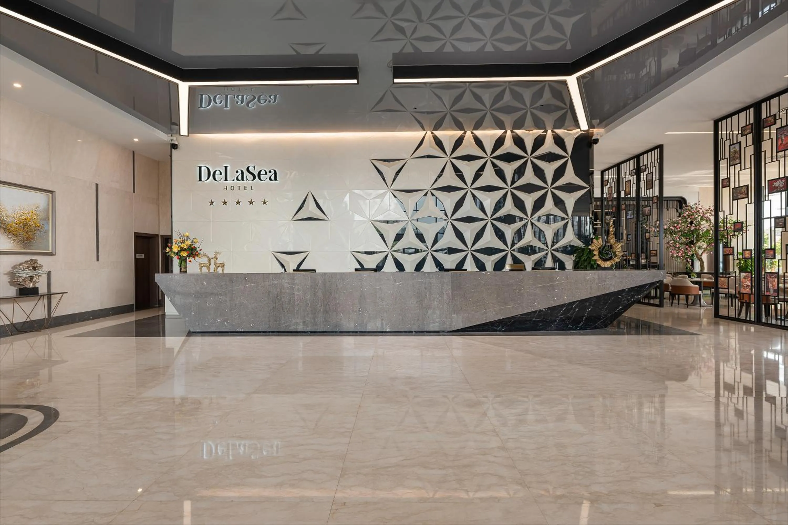 Lobby or reception in DeLaSea Ha Long Hotel - Modern Bayview Escape