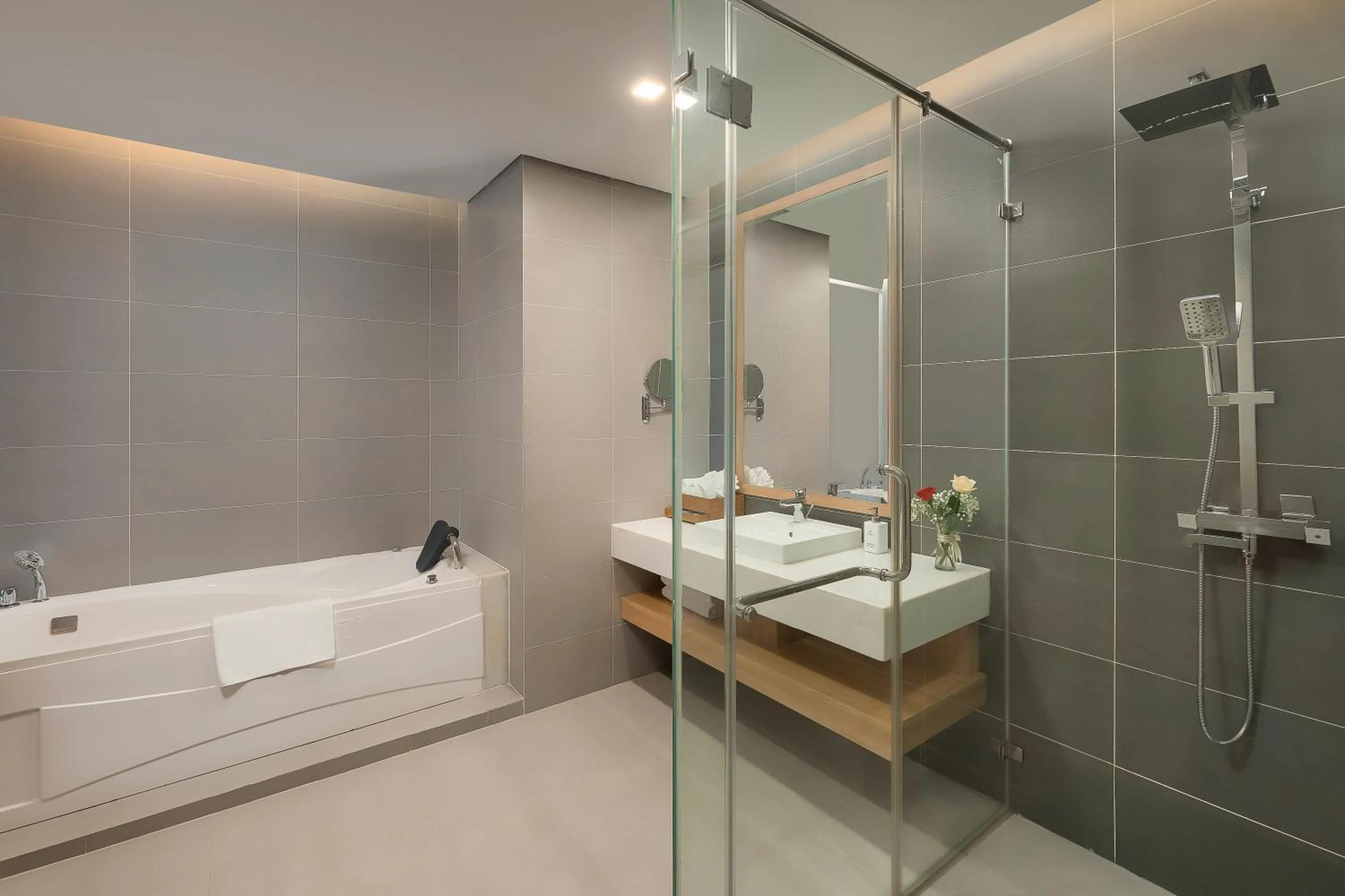 Bath in DeLaSea Ha Long Hotel - Modern Bayview Escape