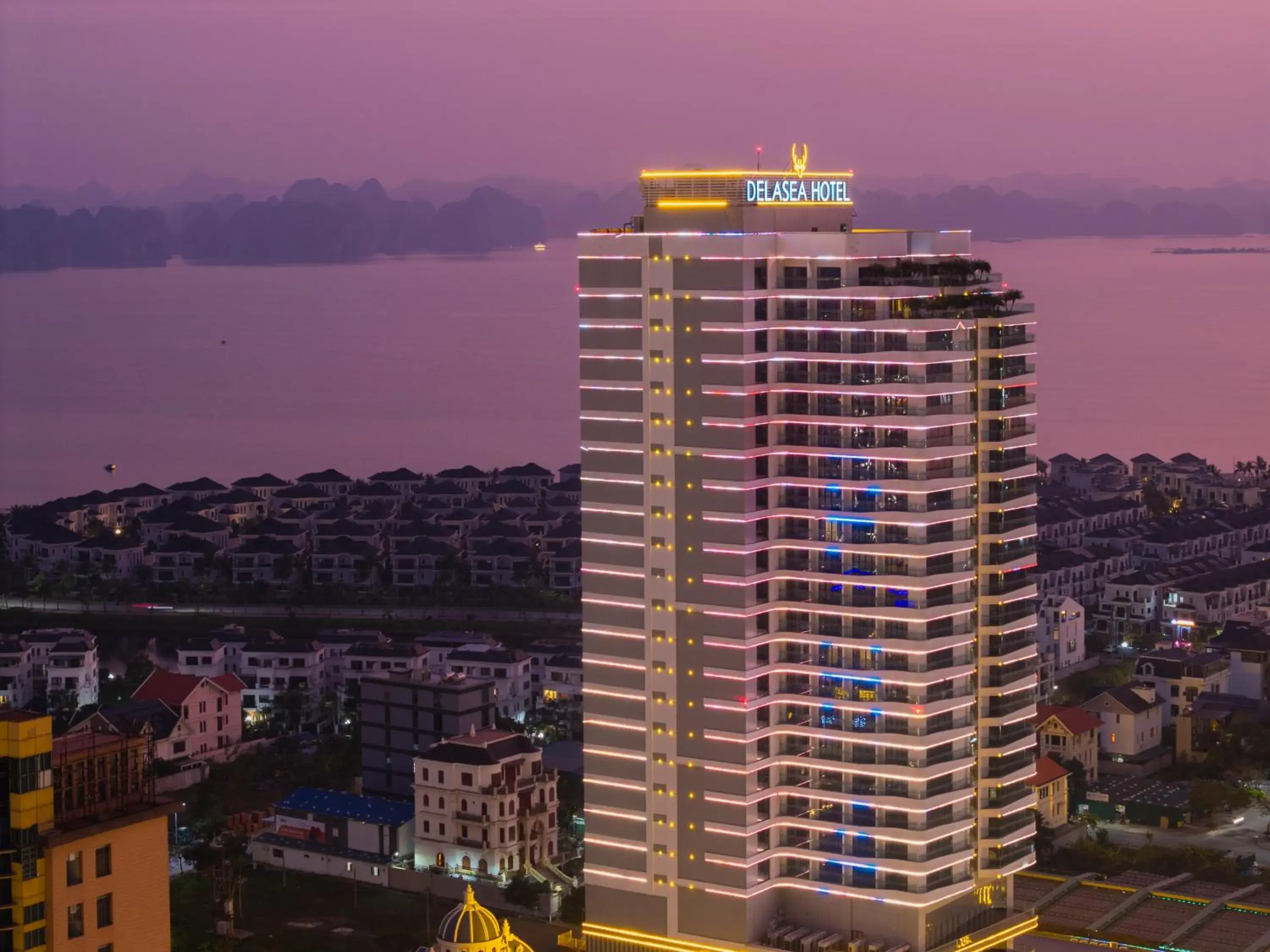 Property building in DeLaSea Ha Long Hotel - Modern Bayview Escape Property building in DeLaSea Ha Long Hotel - Modern Bayview Escape