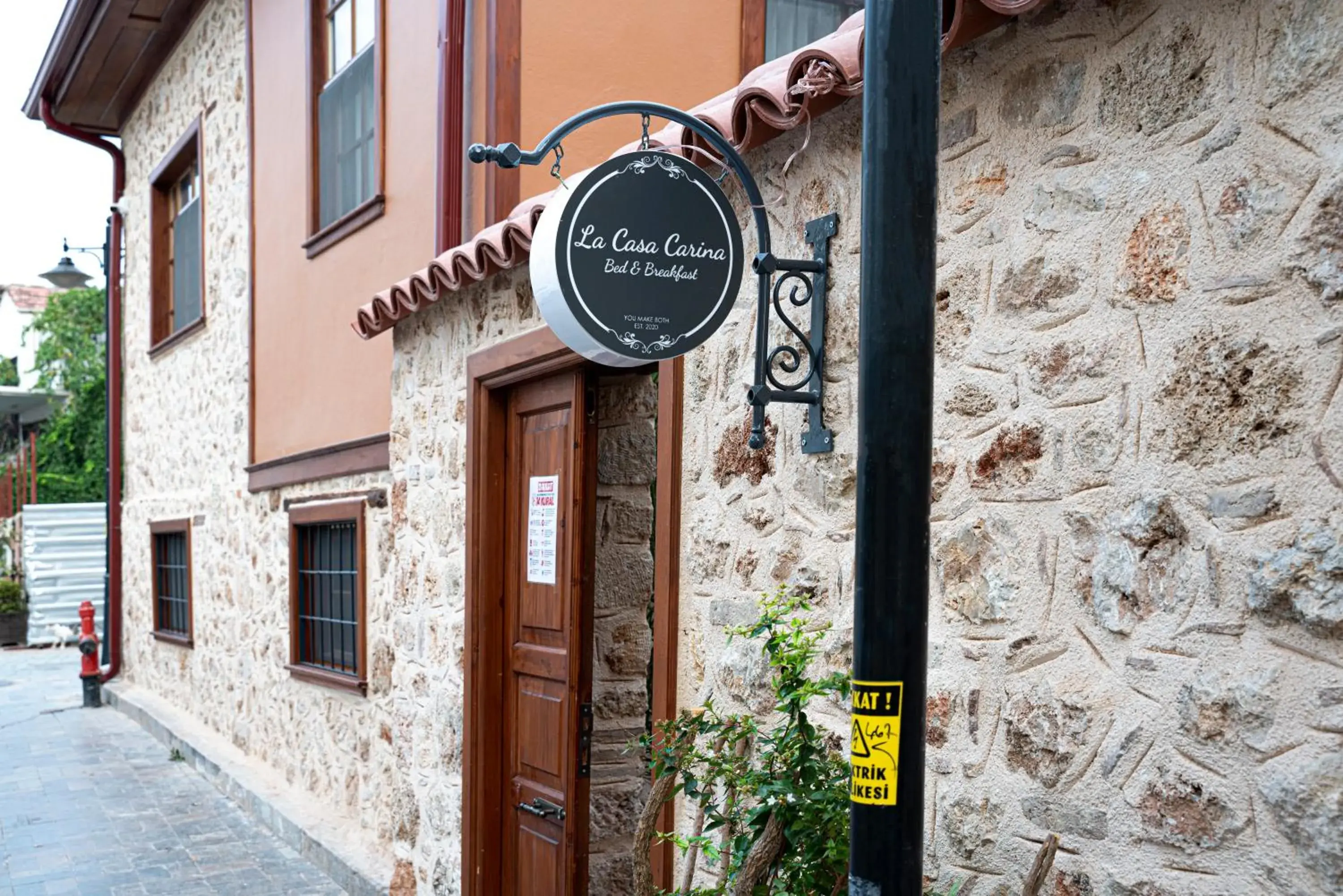Facade/entrance in La Casa Carina Facade/entrance in La Casa Carina