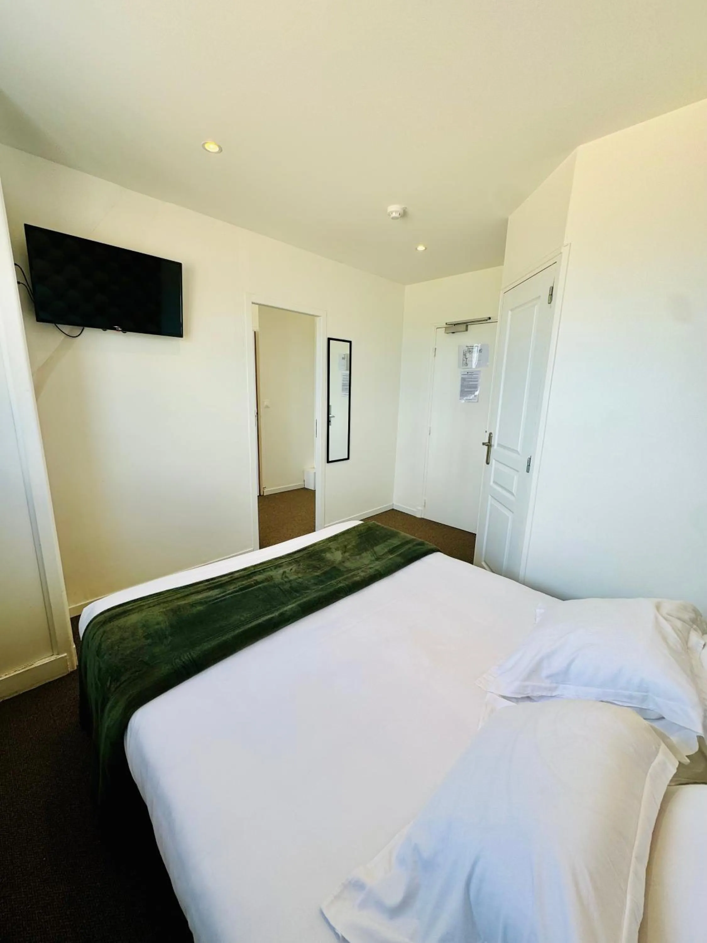 Bedroom, Bed in Le Clos Normand