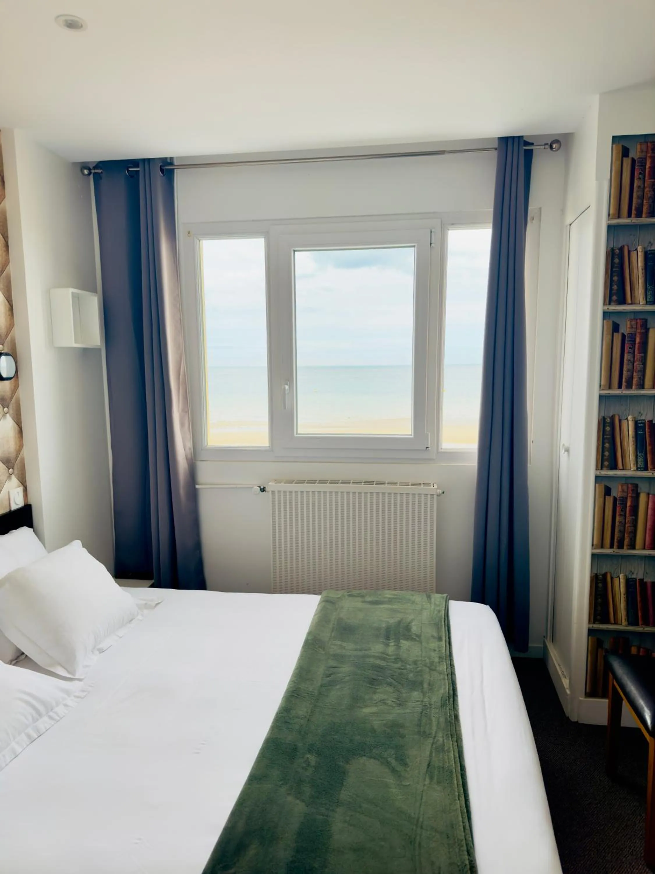 Bedroom, Bed in Le Clos Normand