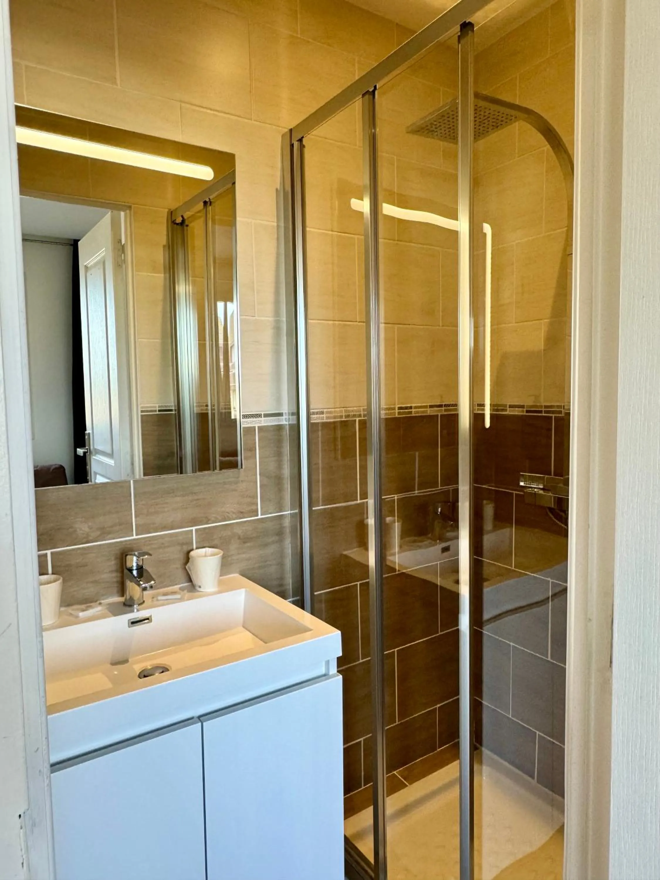 Shower in Le Clos Normand