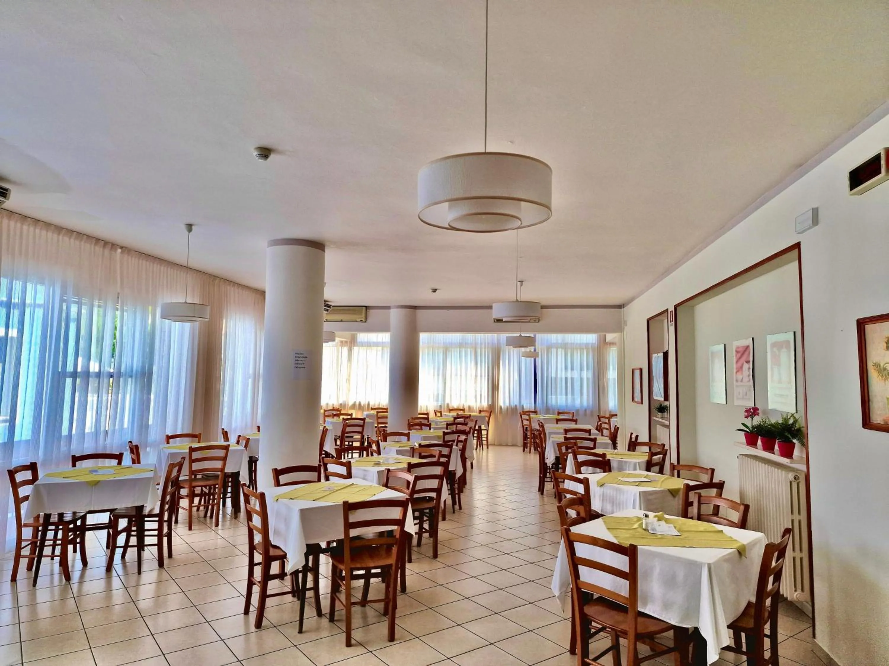 Restaurant/places to eat in Hotel Rossella