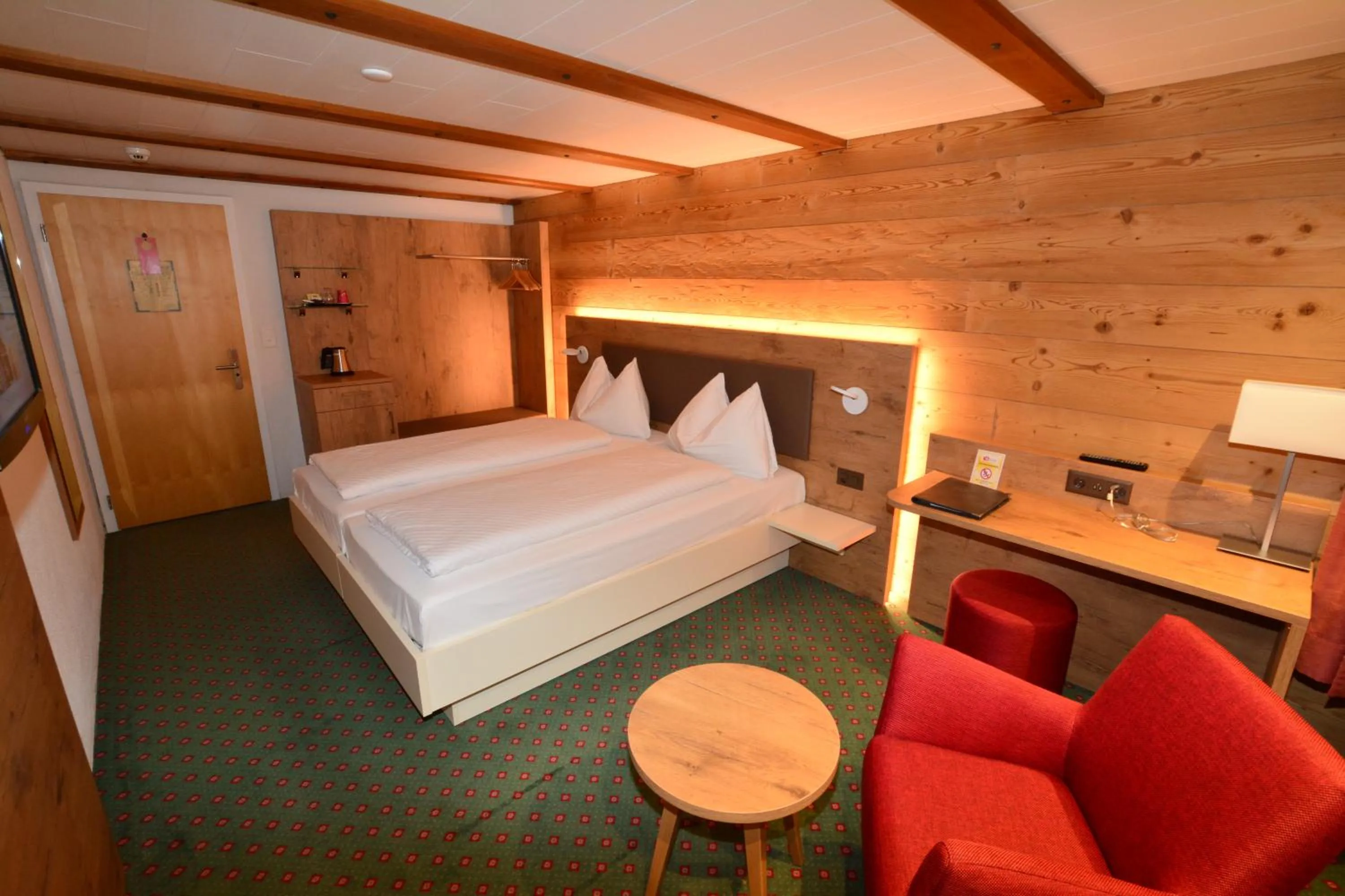 Photo of the whole room, Bed in Hotel Chalet Swiss