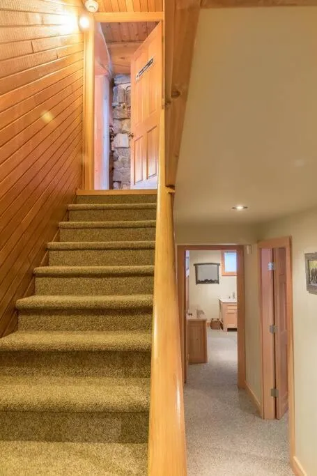 Revelstoke House Luxury Log House at Base of Resort