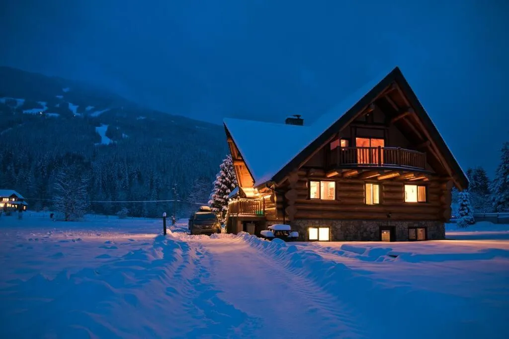 Property building in Revelstoke House Luxury Log House at Base of Resort