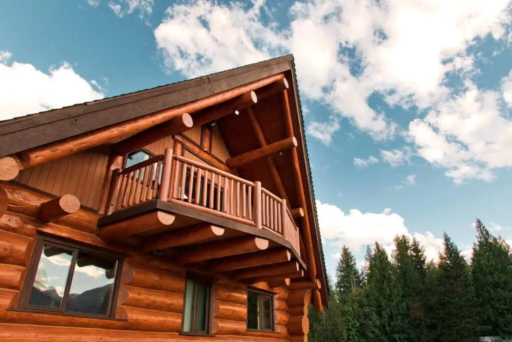 Property building in Revelstoke House Luxury Log House at Base of Resort