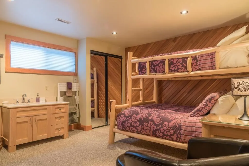 Bed in Revelstoke House Luxury Log House at Base of Resort