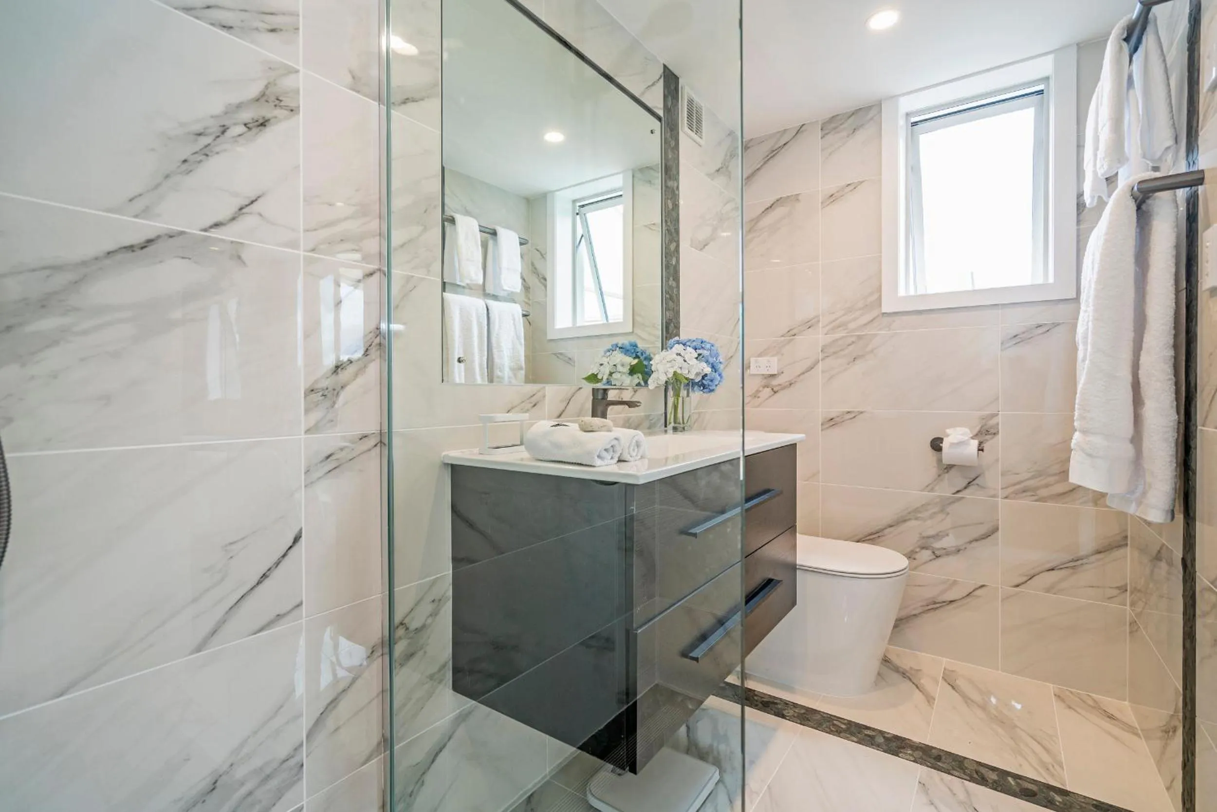 Toilet in Bayview Valley Lodge Bed & Breakfast