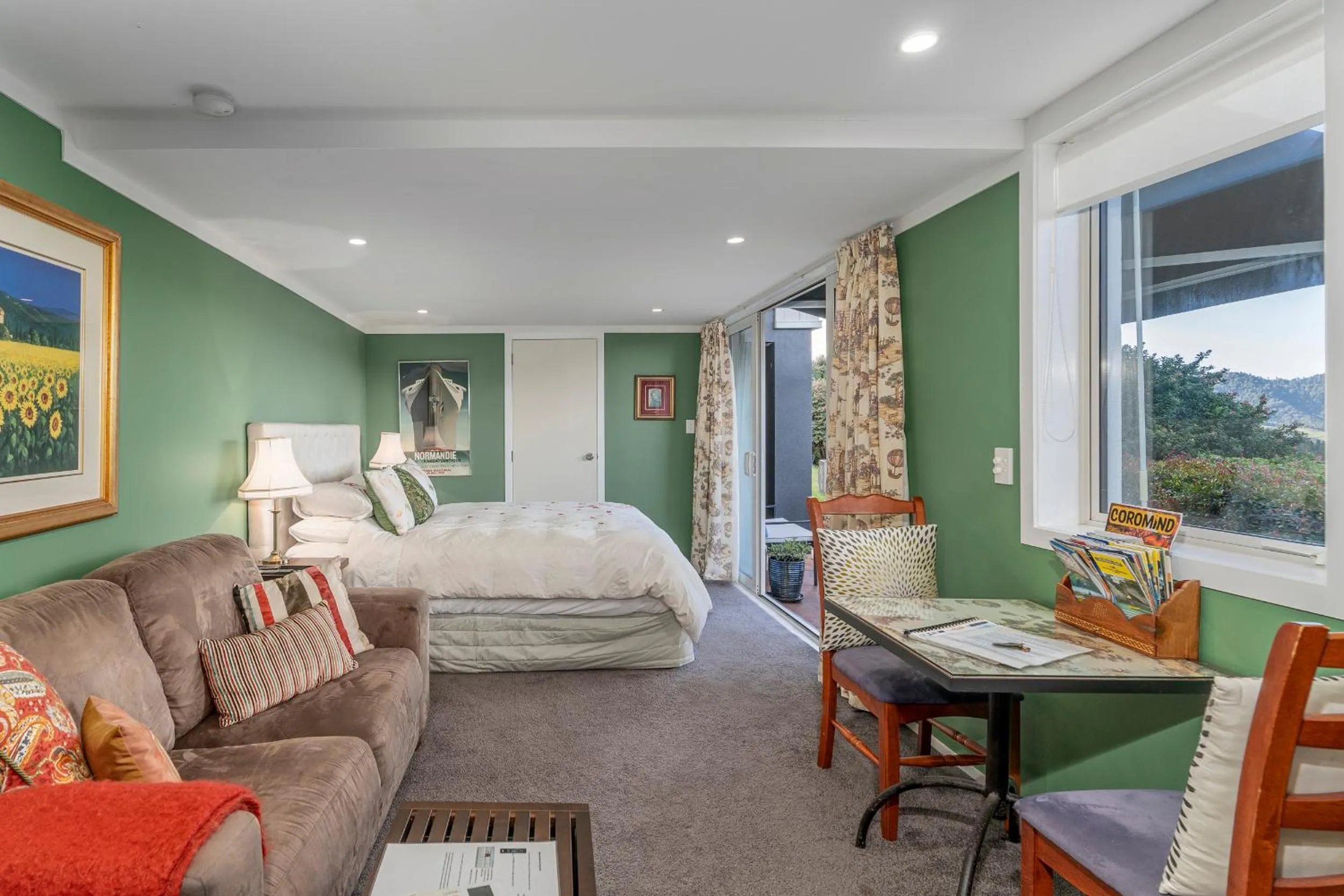 Living room, Bed in Bayview Valley Lodge Bed & Breakfast