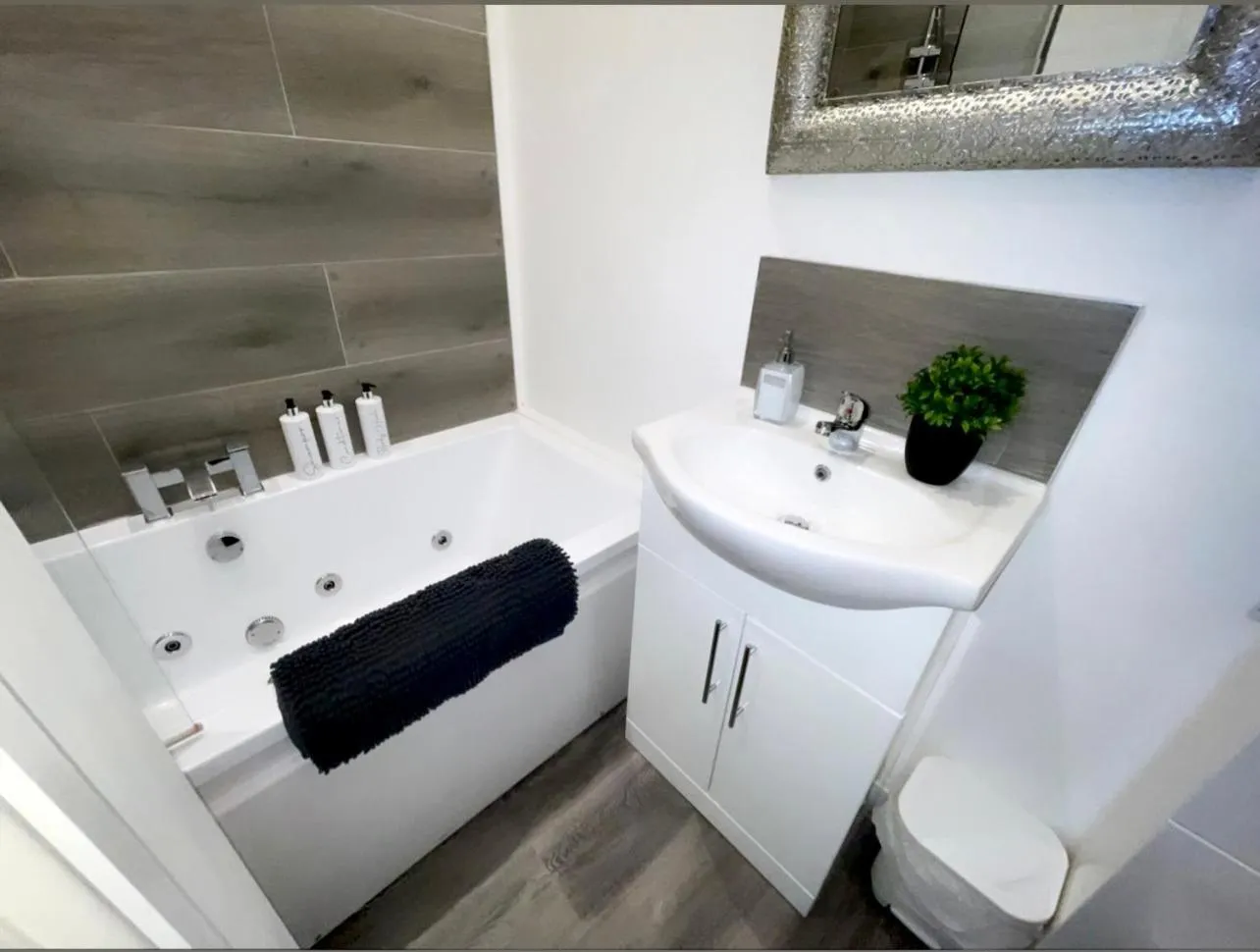 Bathroom in Albert Hottub & Jacuzzi Apartments