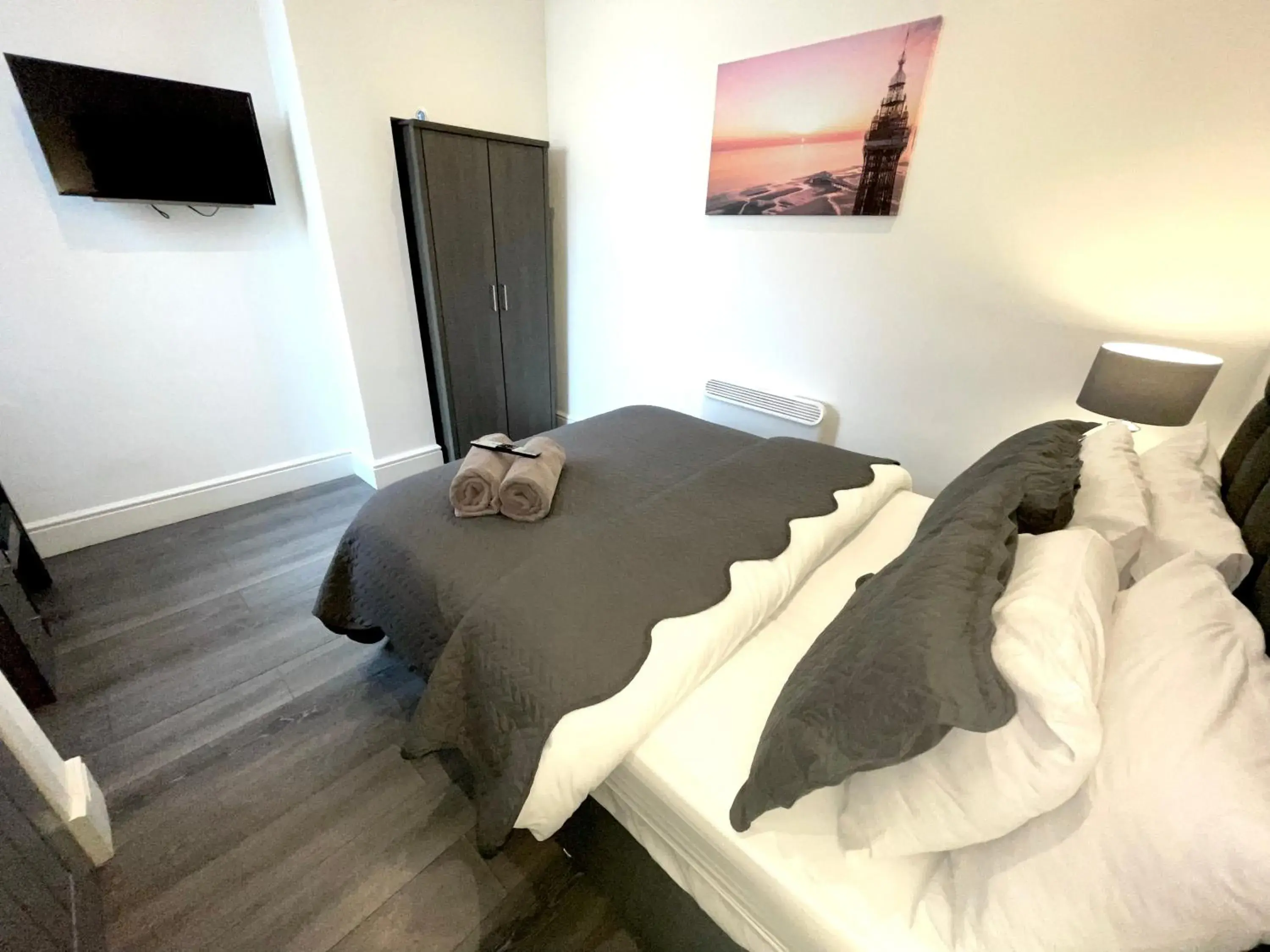 Bedroom, Bed in Albert Hottub & Jacuzzi Apartments Bedroom, Bed in Albert Hottub & Jacuzzi Apartments