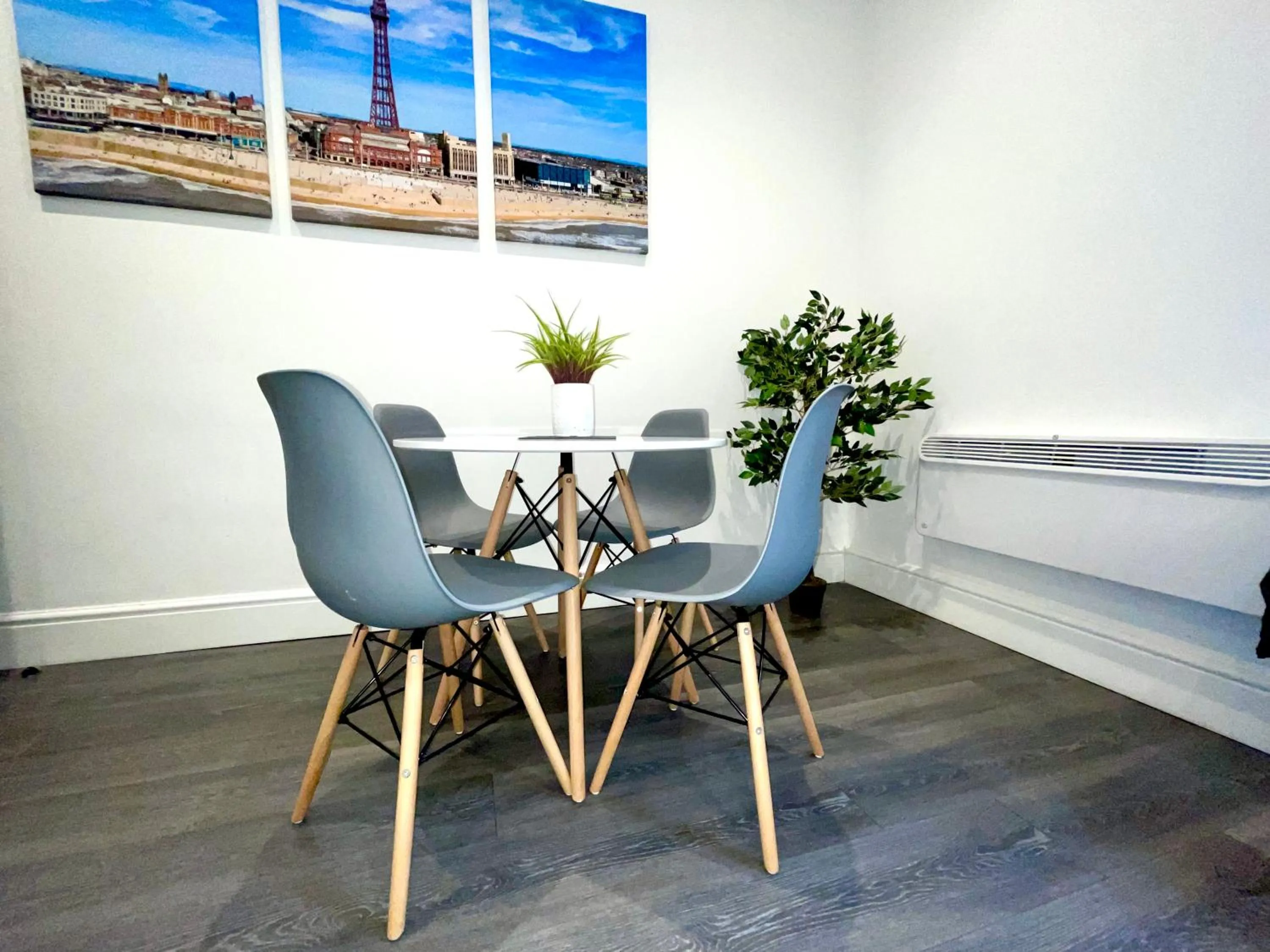 Dining area in Albert Hottub & Jacuzzi Apartments