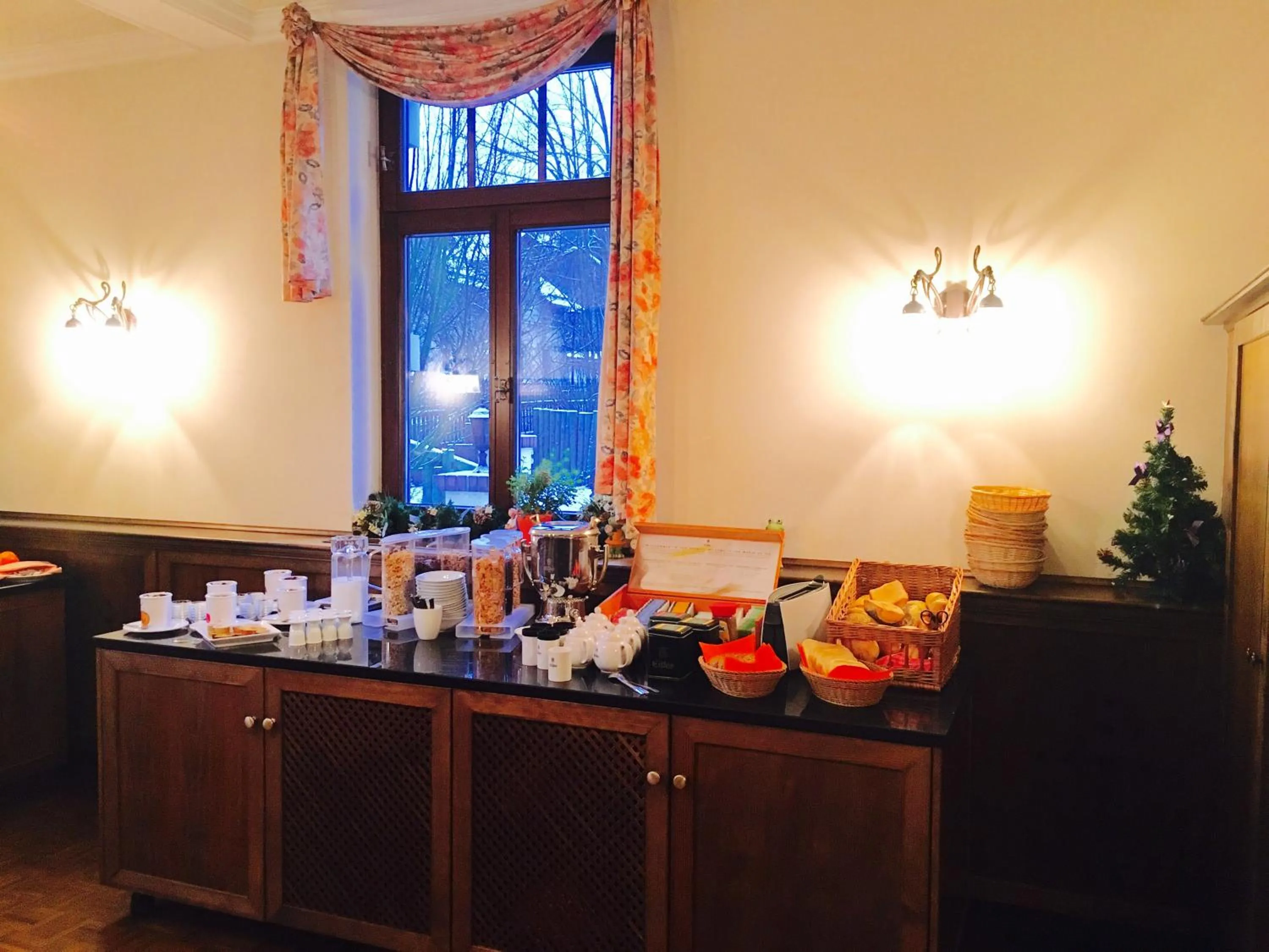 Buffet breakfast in Hotel BB Bahnhof Bertsdorf